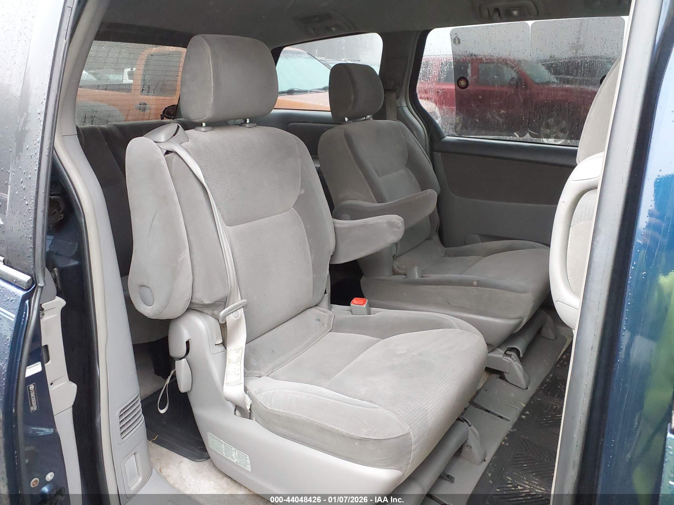TOYOTA SIENNA image 8