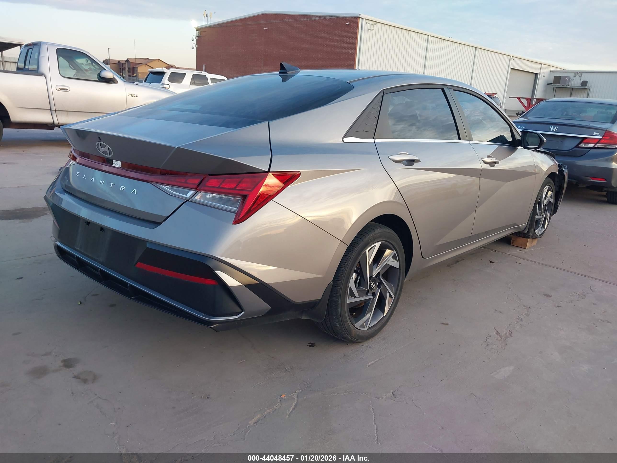 HYUNDAI ELANTRA image 4