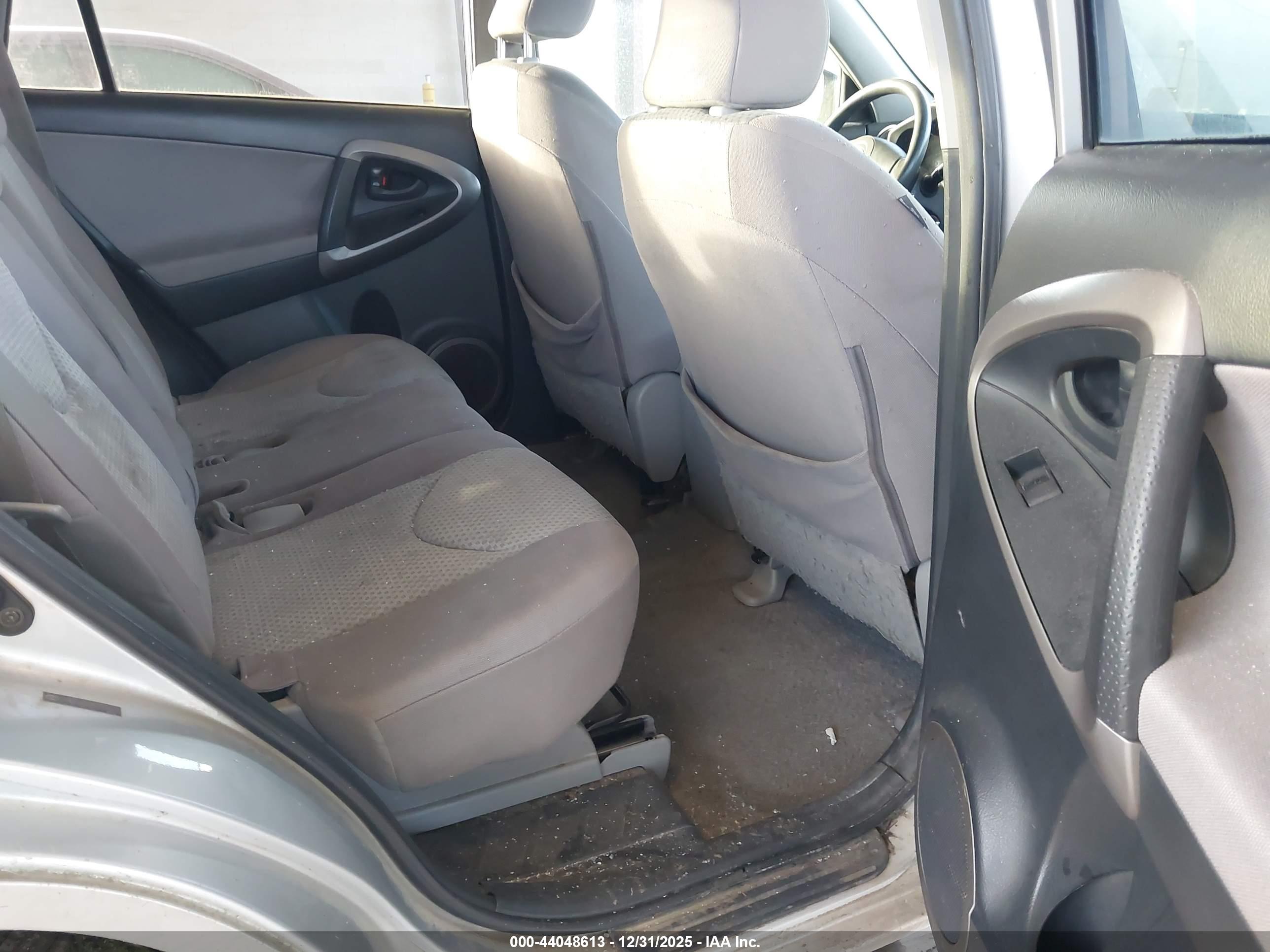 TOYOTA RAV4 image 8