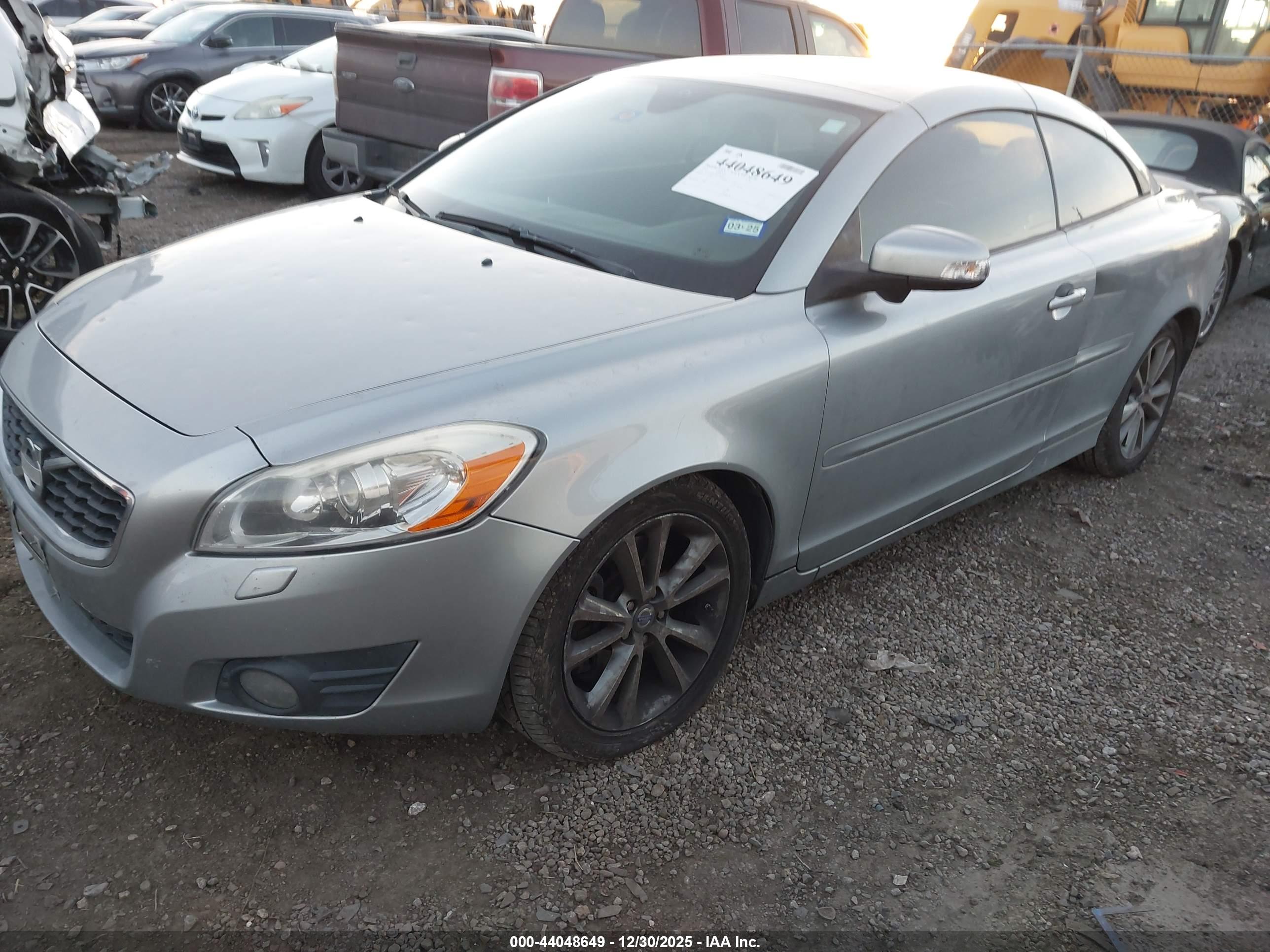 VOLVO C70 image 2