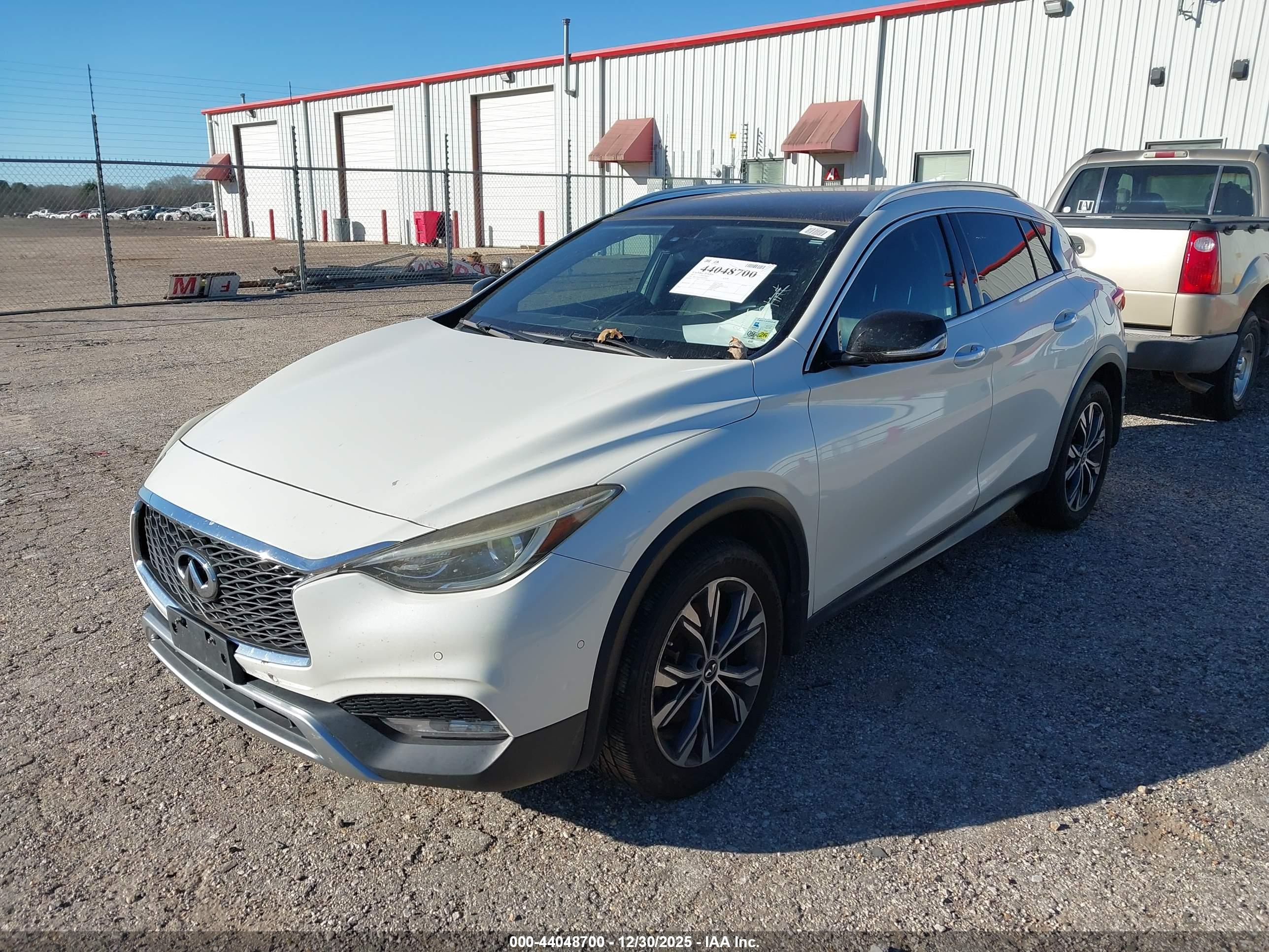 INFINITI QX30 image 2