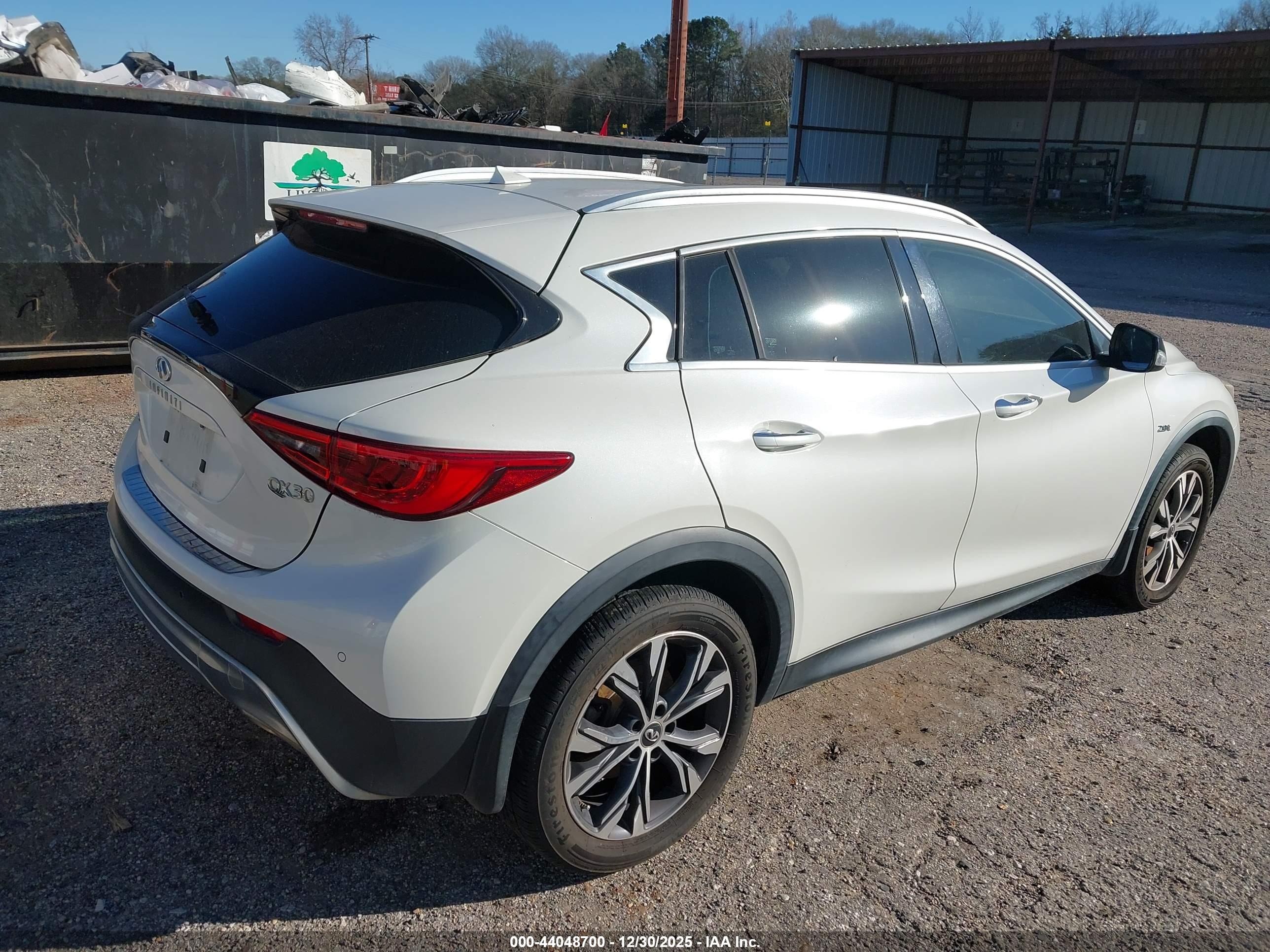 INFINITI QX30 image 4