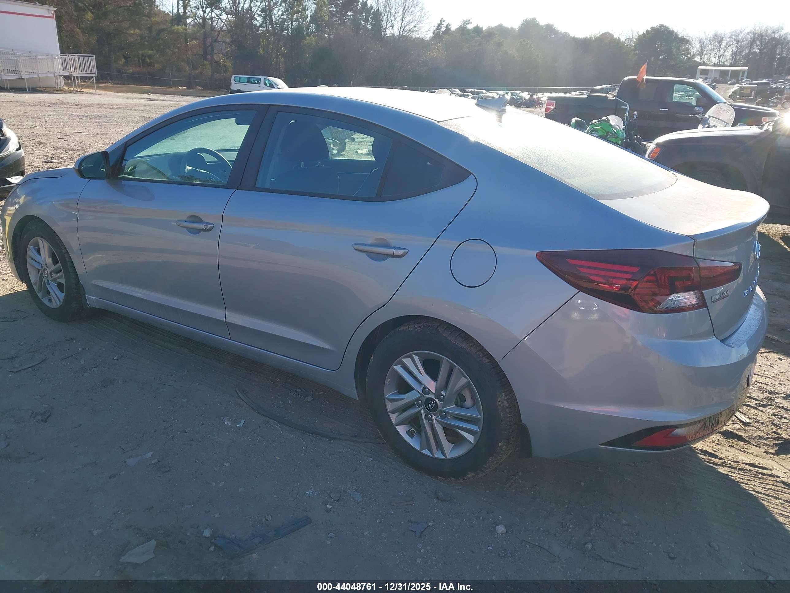 HYUNDAI ELANTRA image 3