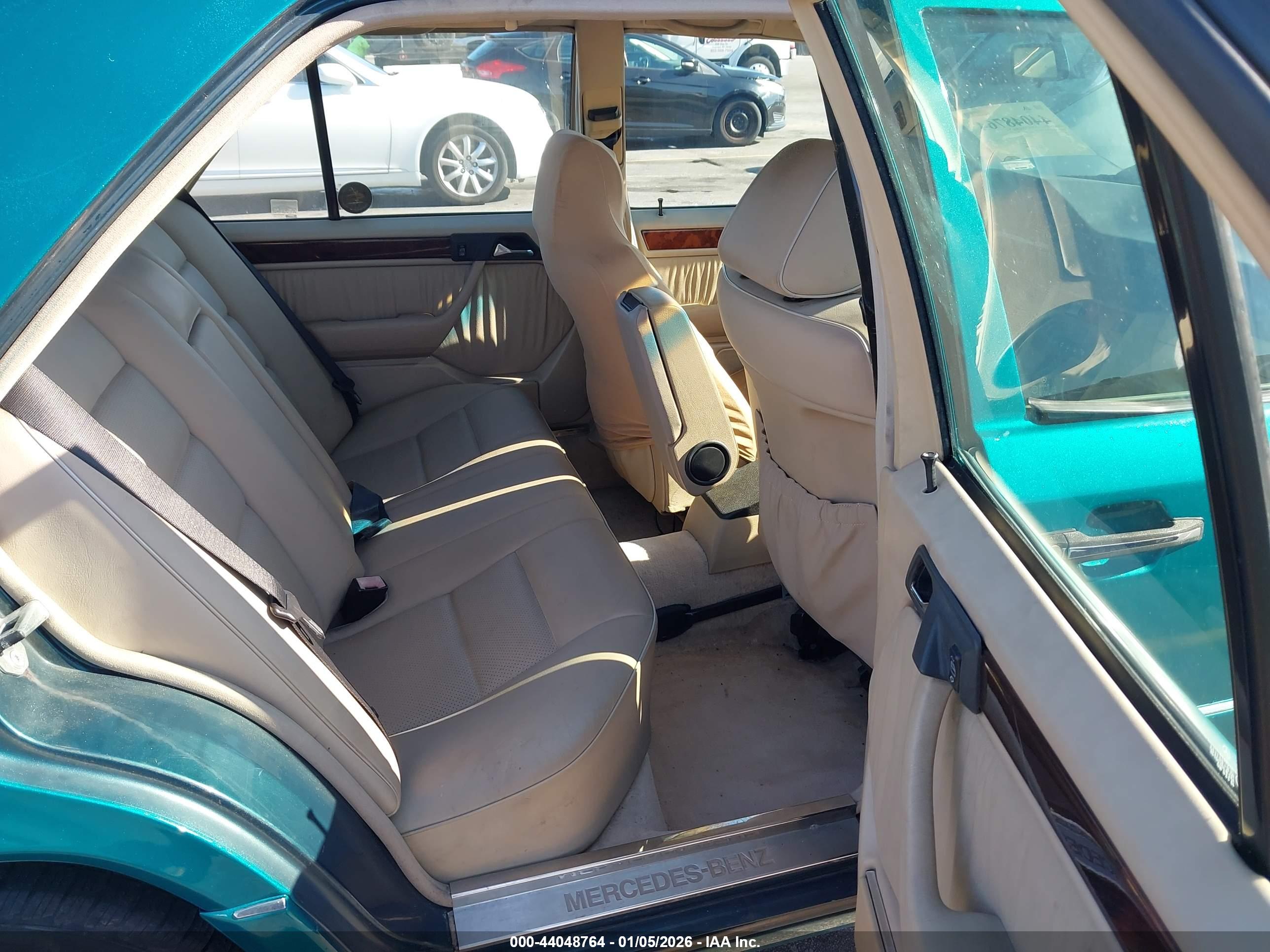 MERCEDES-BENZ E image 8