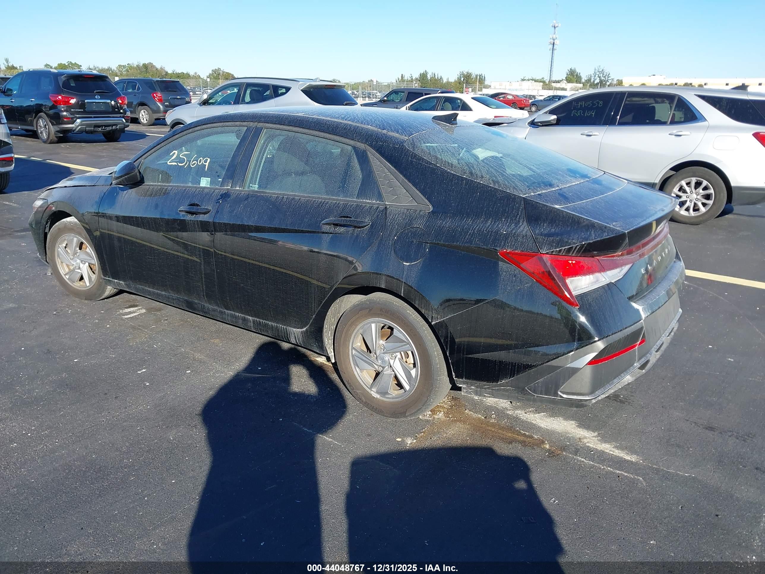HYUNDAI ELANTRA image 3