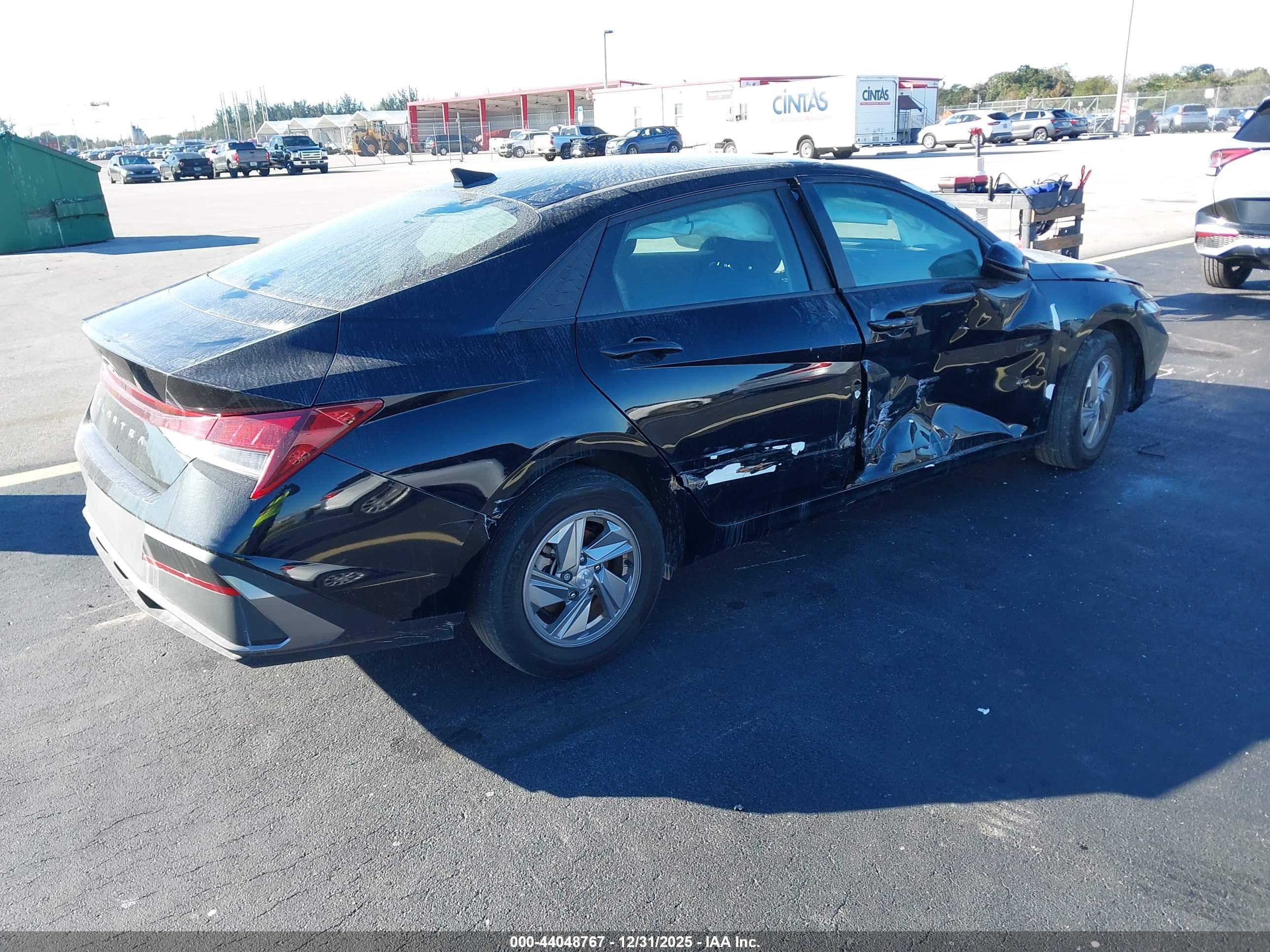 HYUNDAI ELANTRA image 4