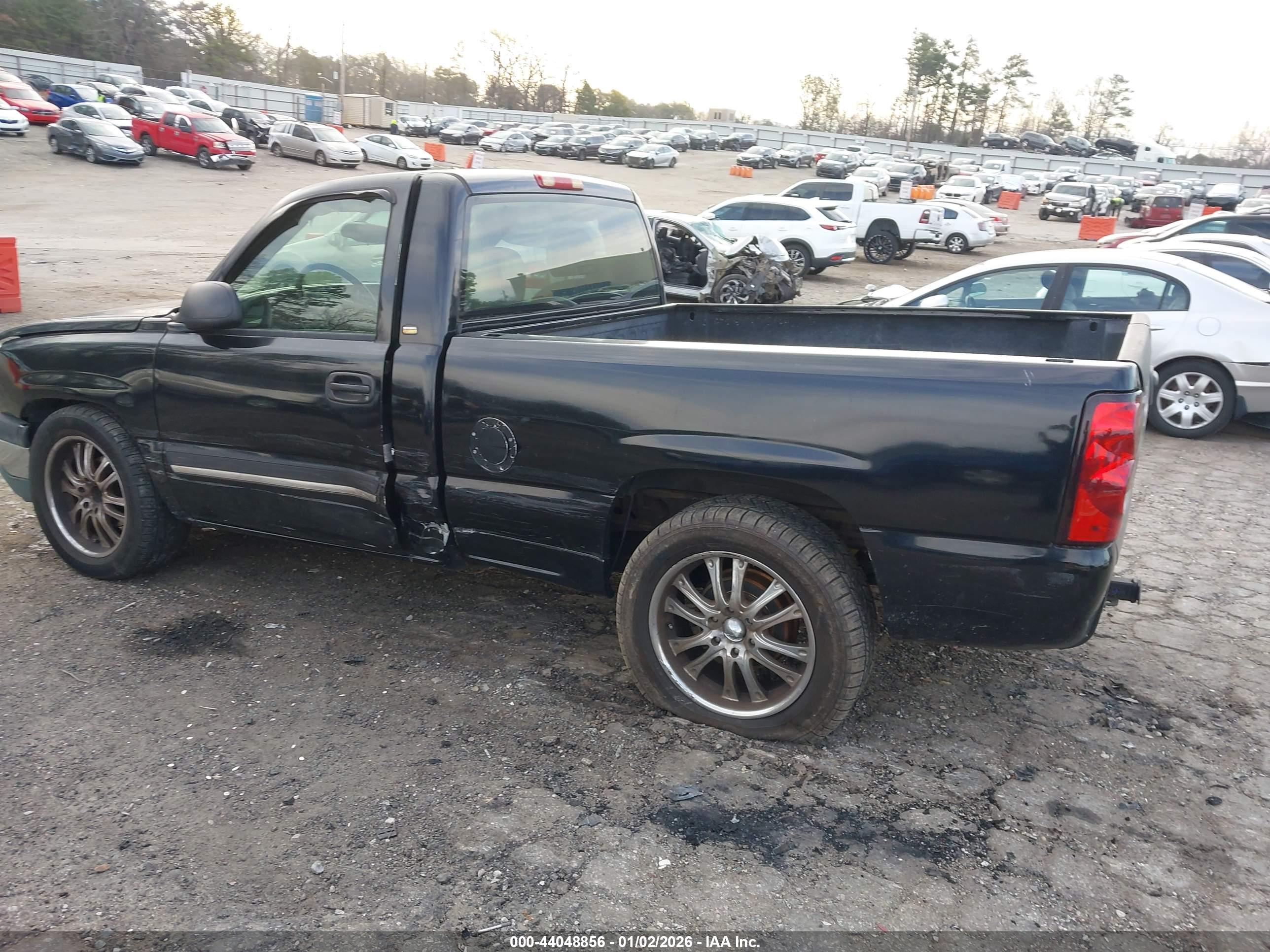 CHEVROLET SILVERADO image 3