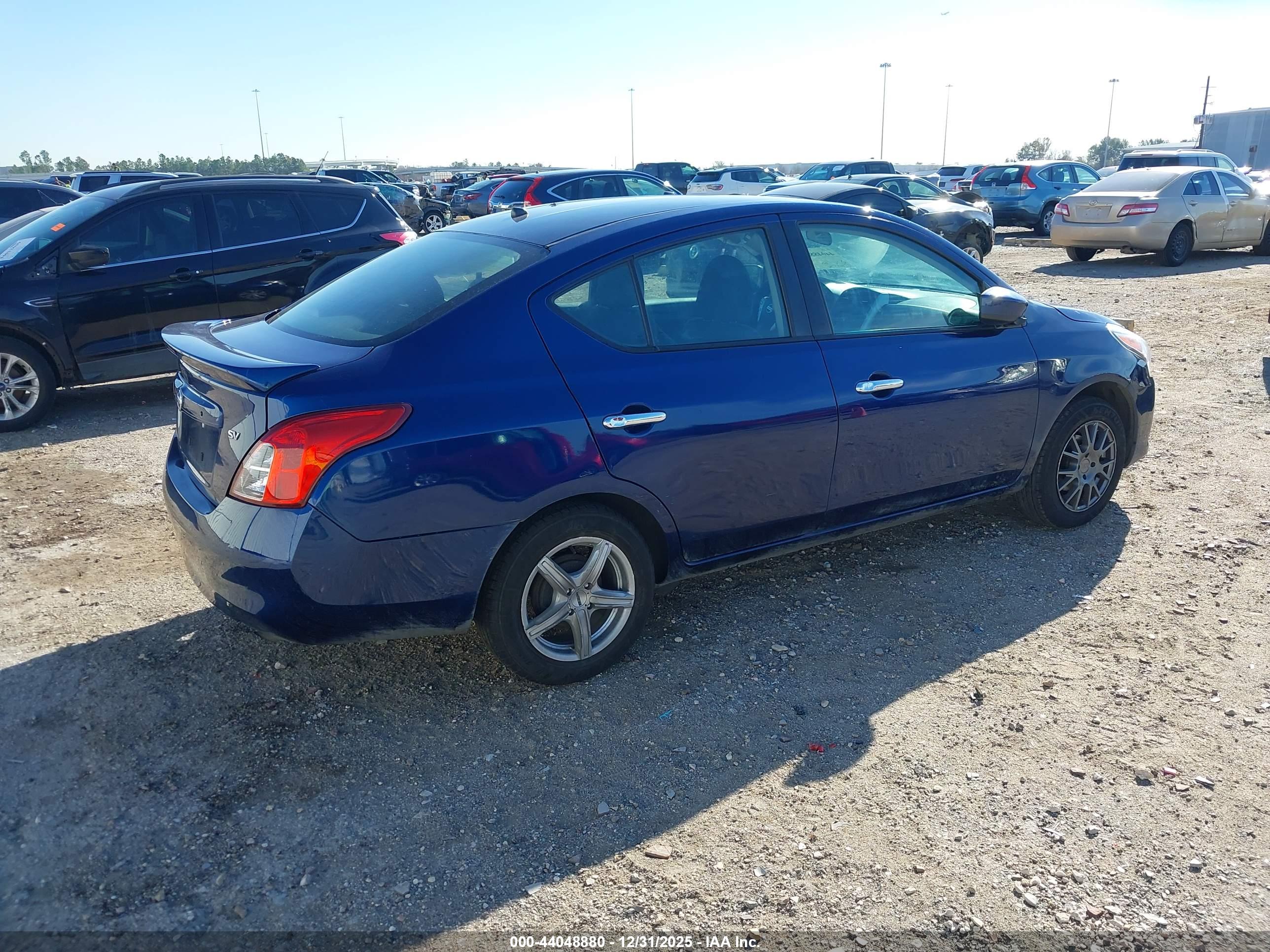 NISSAN VERSA image 4