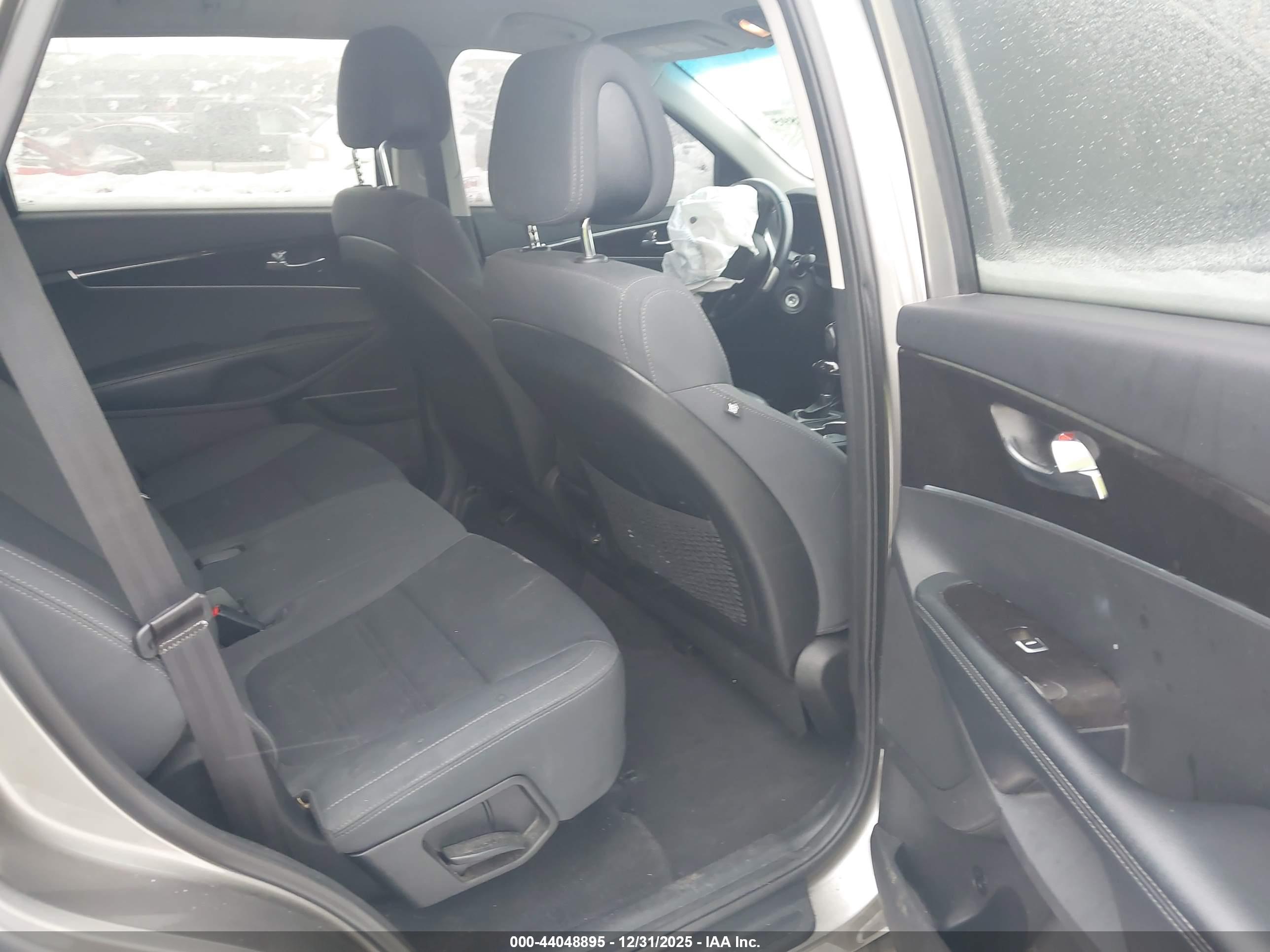 KIA SORENTO image 8