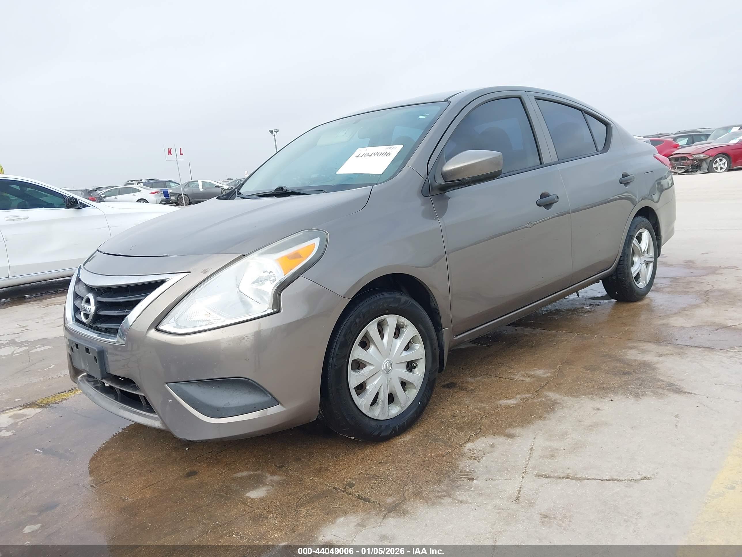 NISSAN VERSA image 2