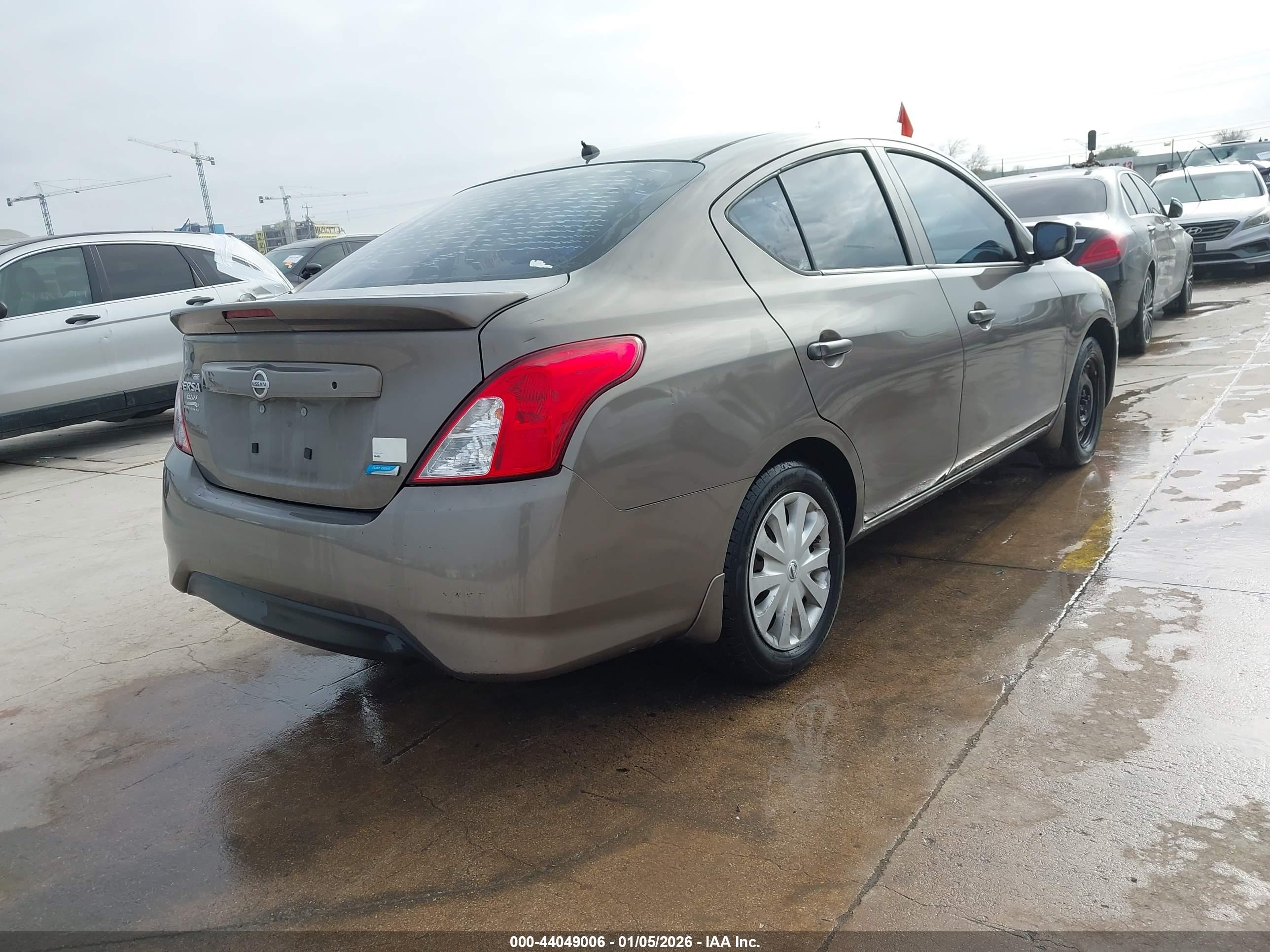 NISSAN VERSA image 4