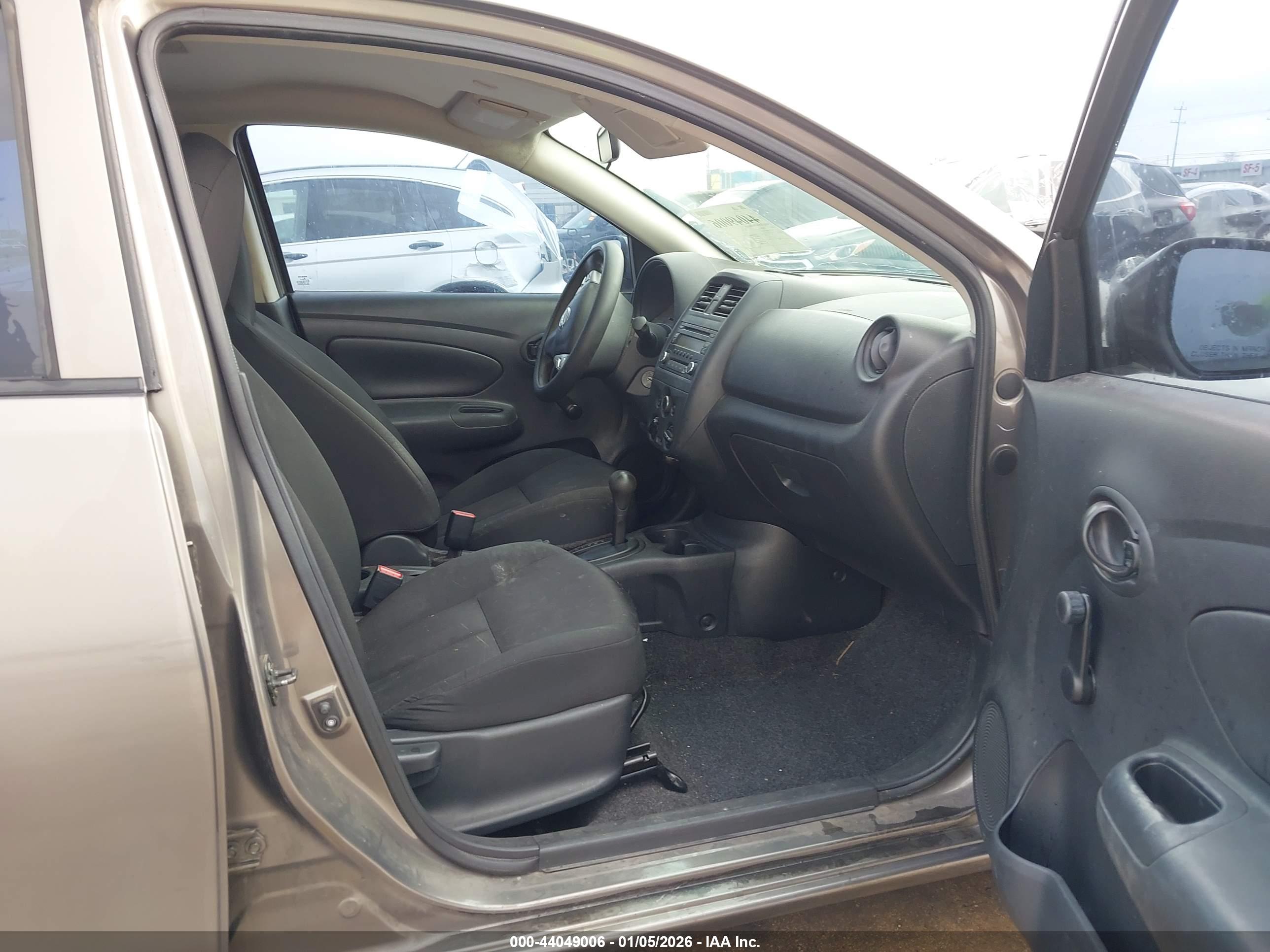 NISSAN VERSA image 5