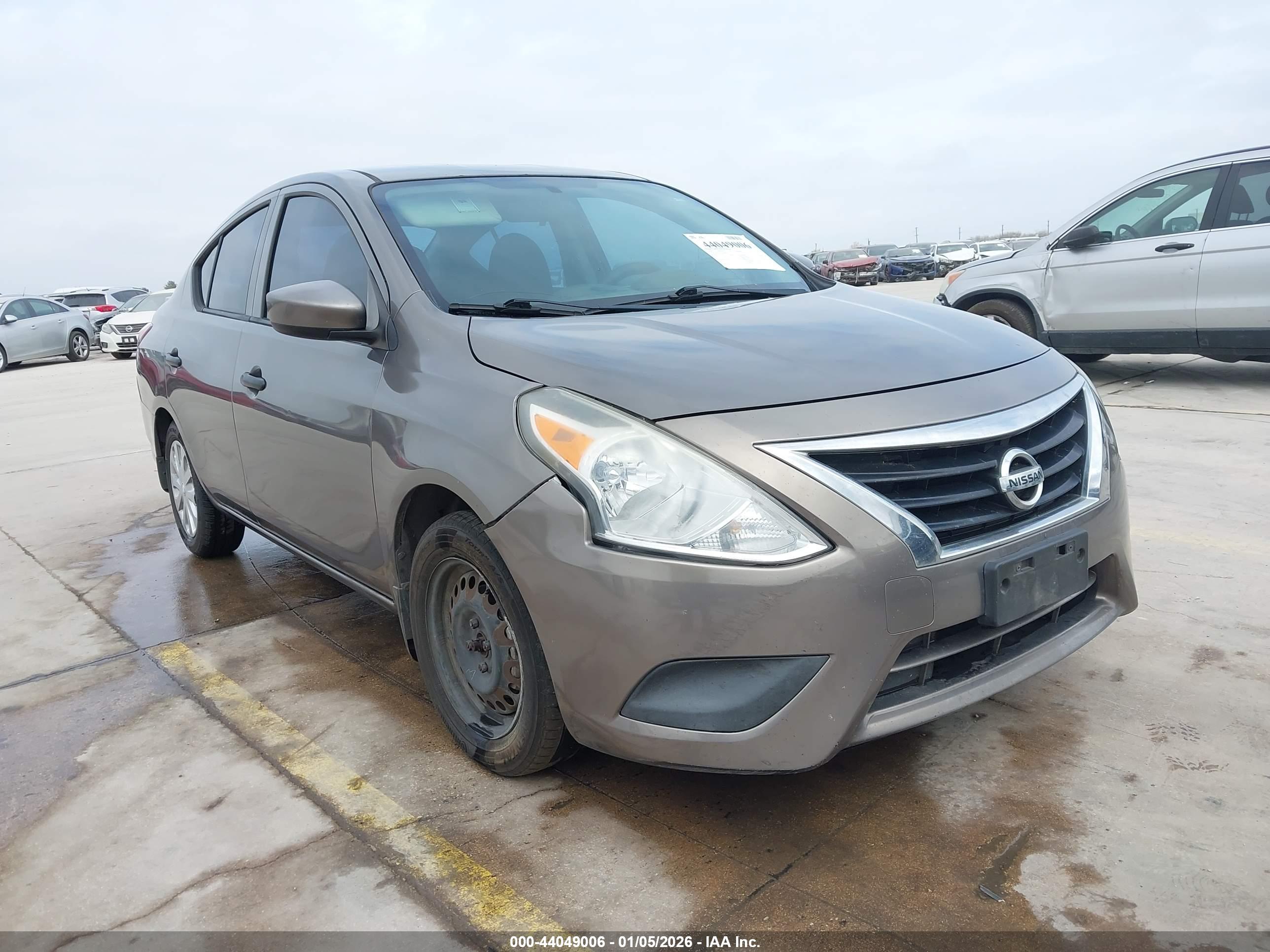 NISSAN VERSA image 6