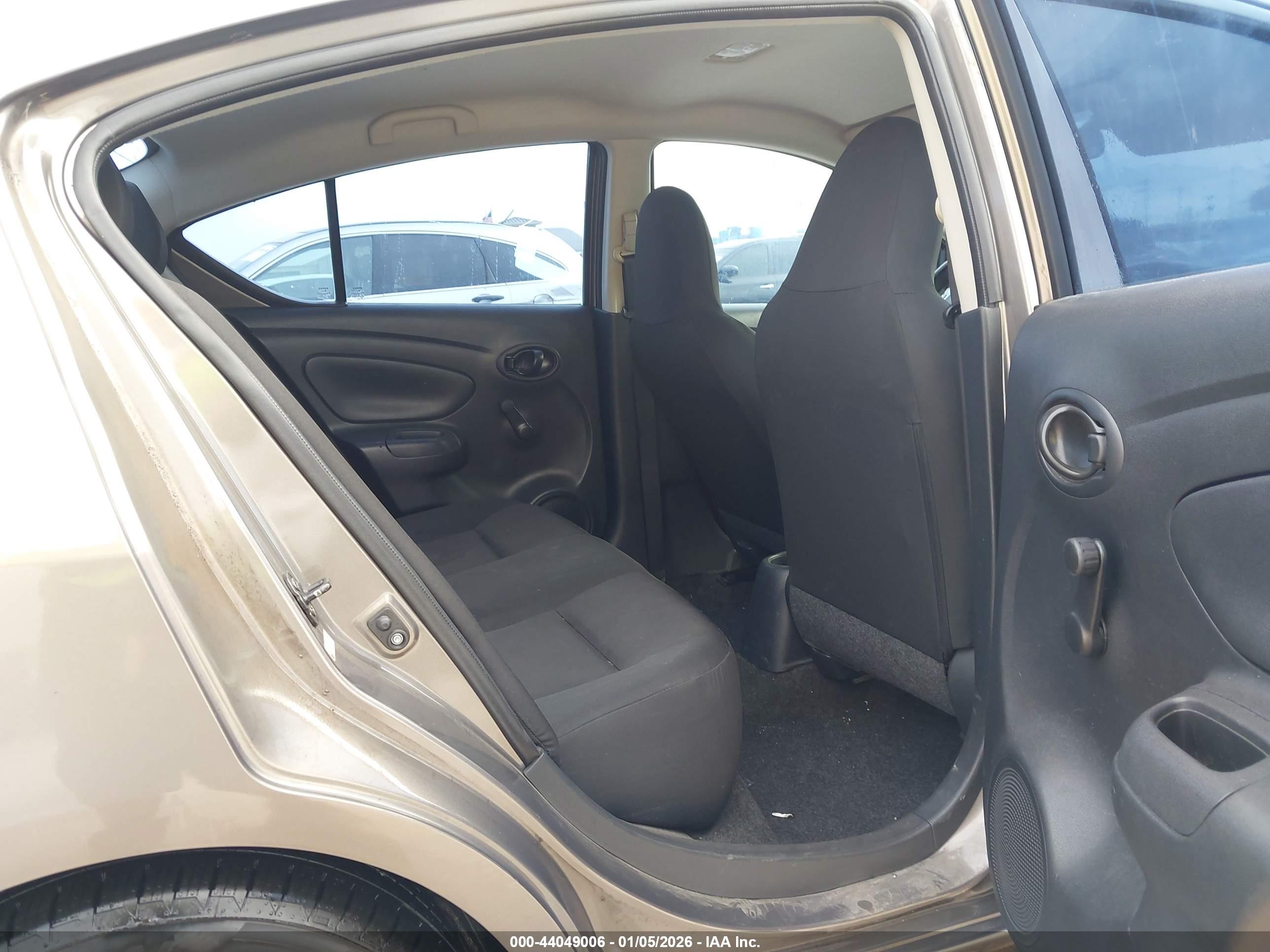 NISSAN VERSA image 8