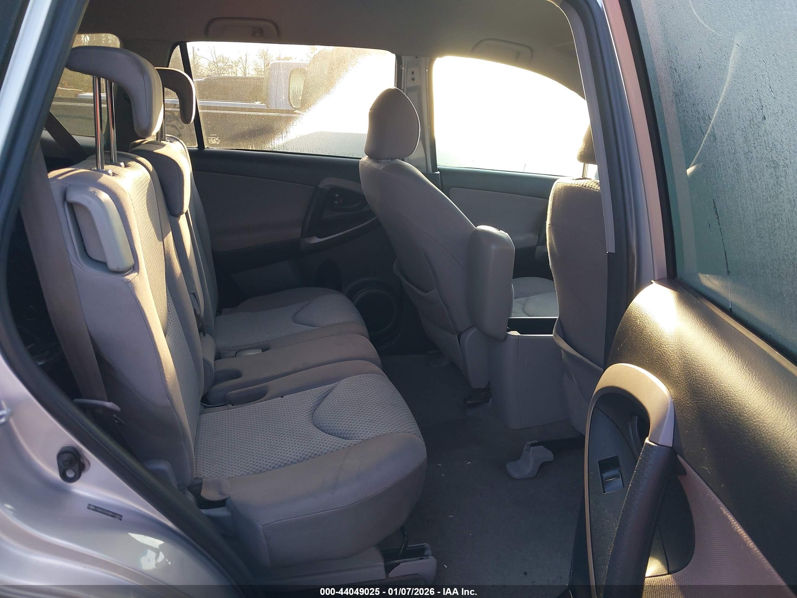 TOYOTA RAV4 image 8
