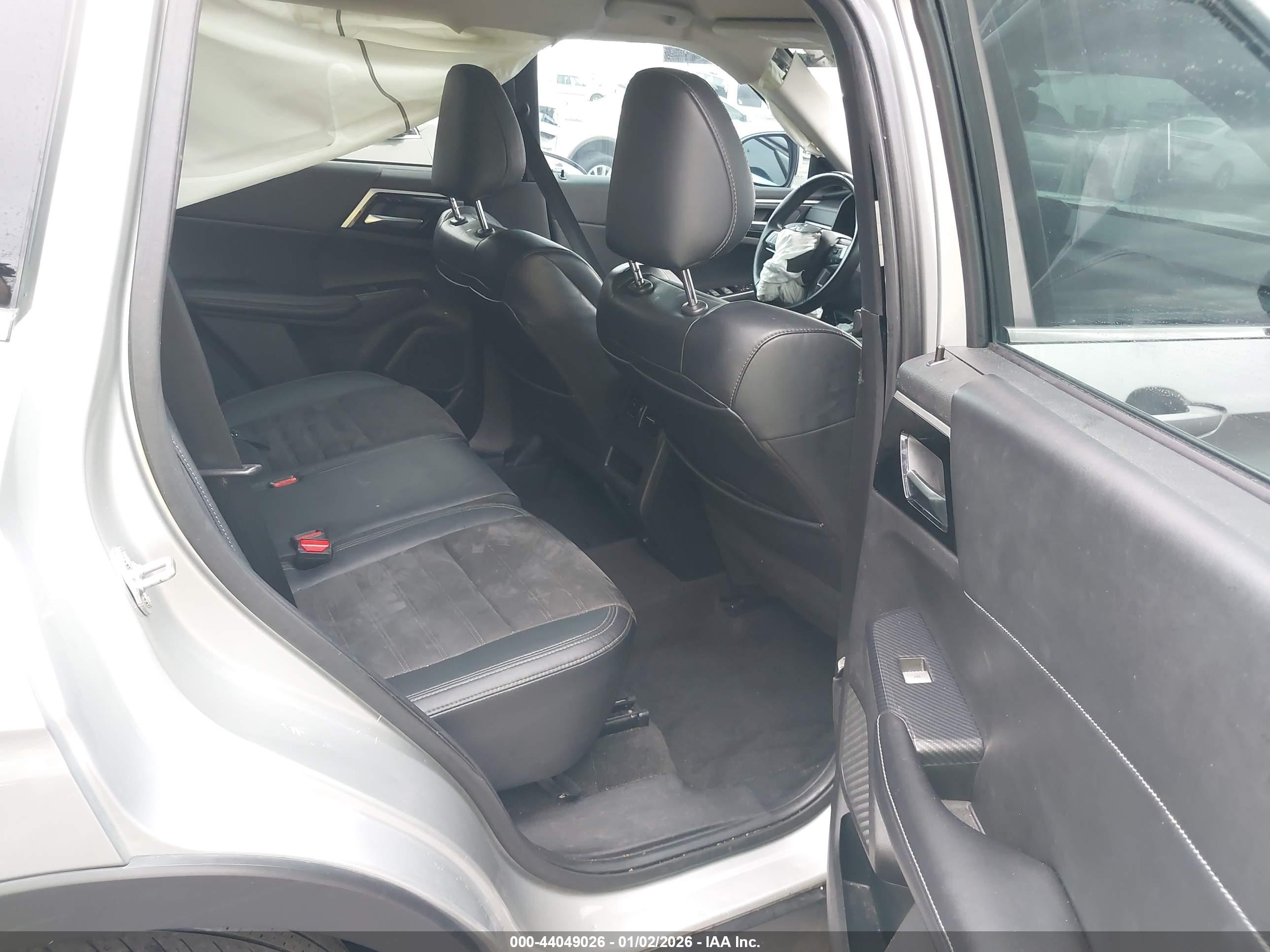 MITSUBISHI OUTLANDER image 8