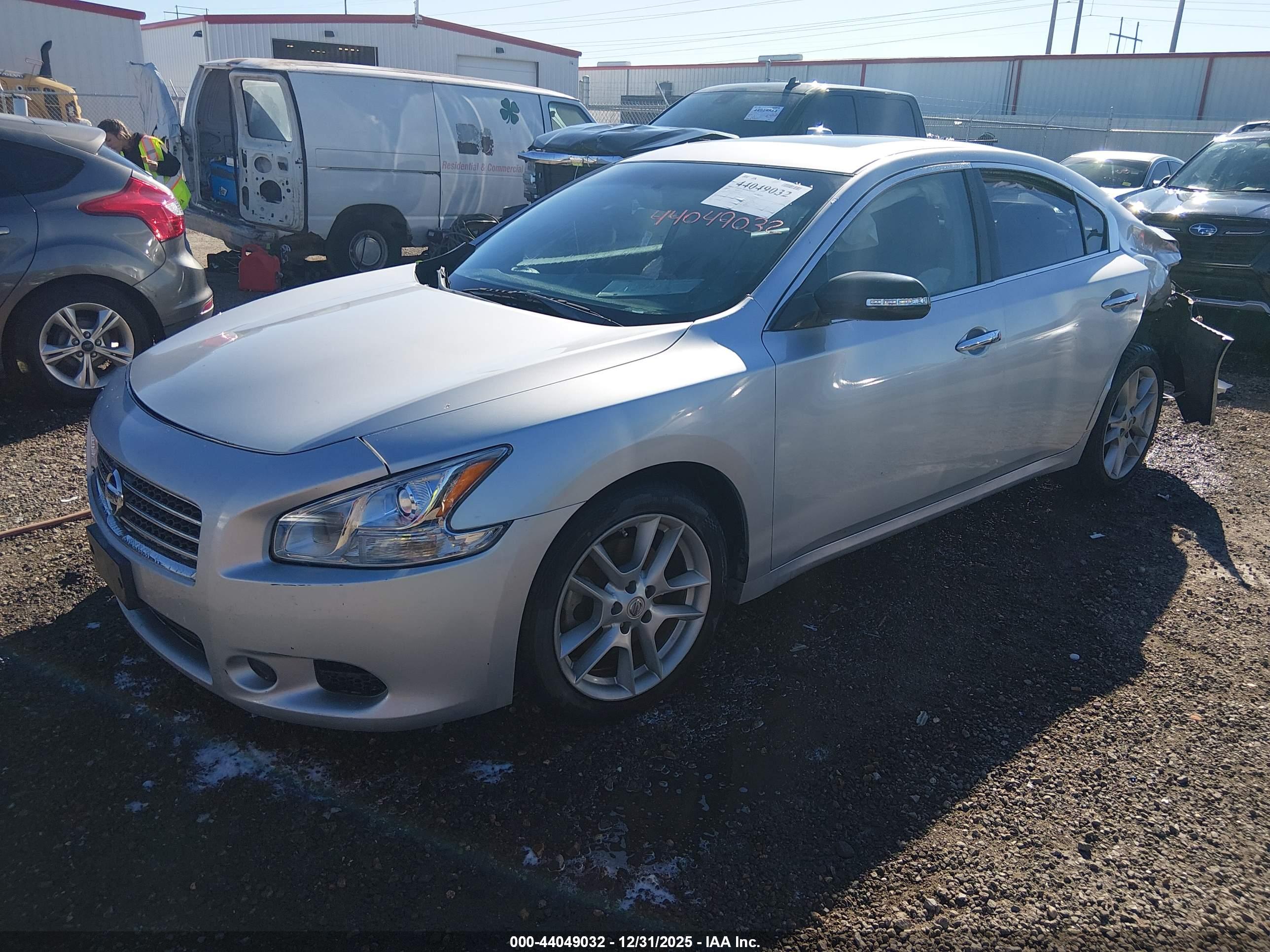 NISSAN MAXIMA image 2