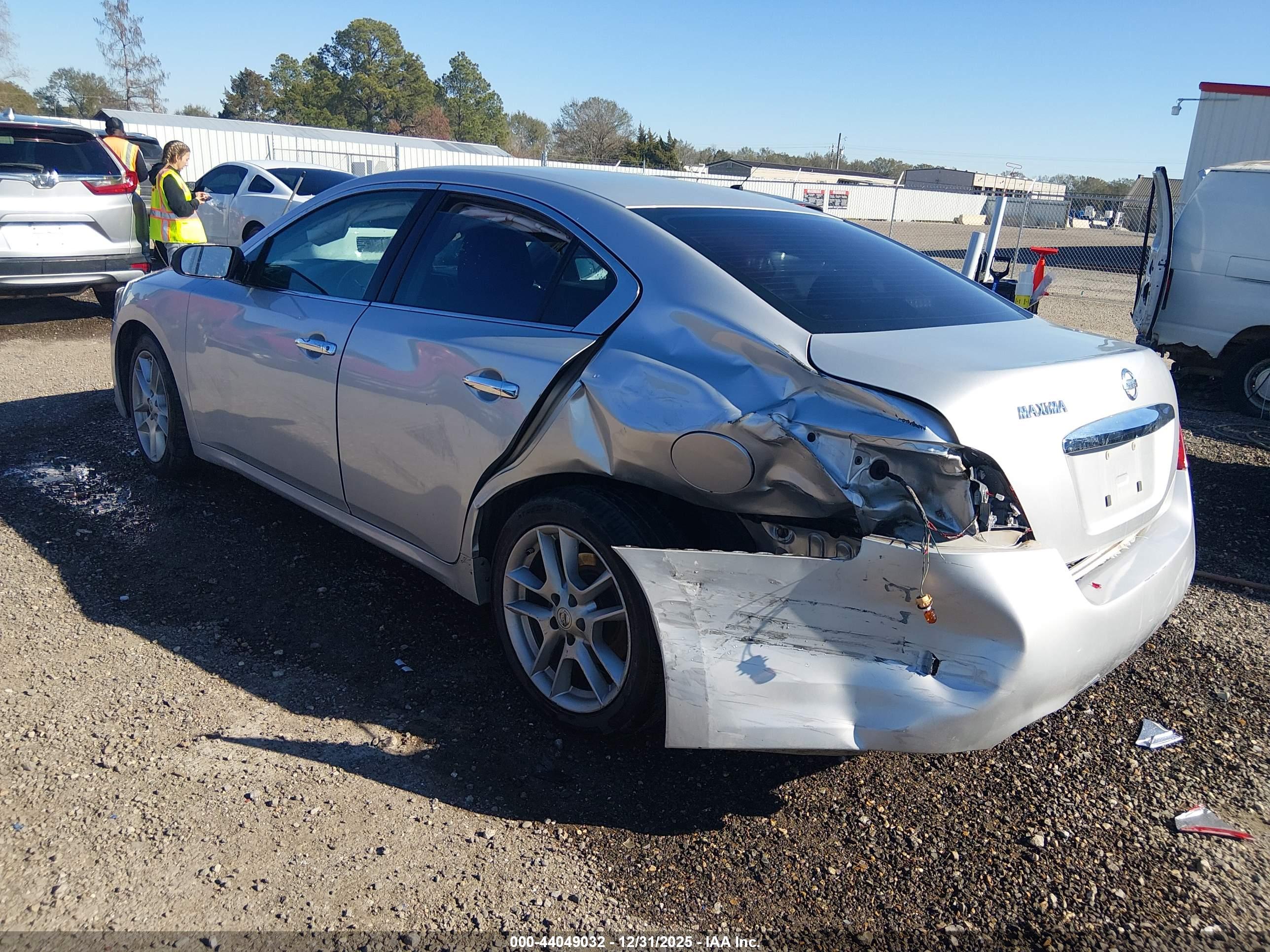 NISSAN MAXIMA image 3