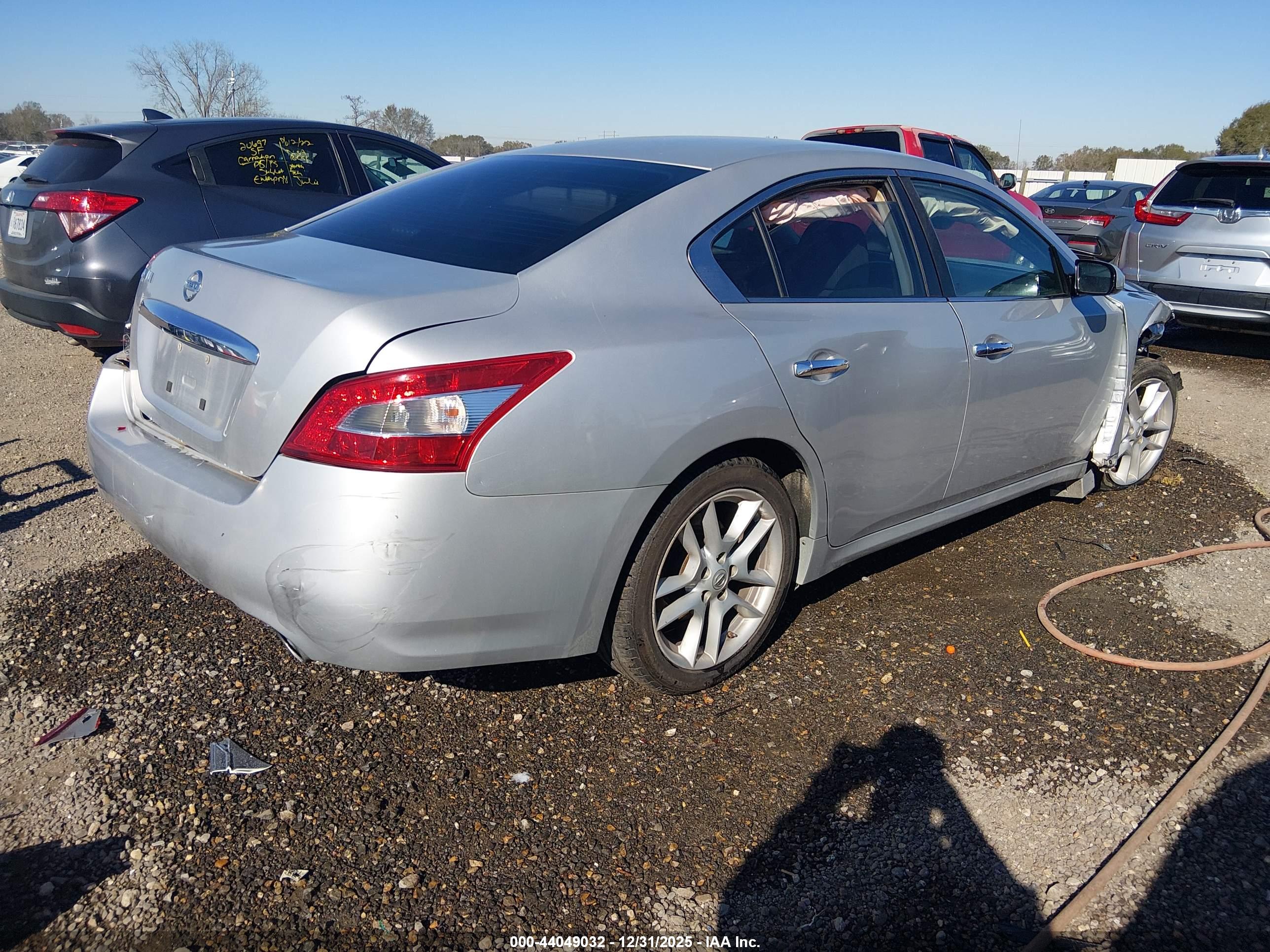 NISSAN MAXIMA image 4