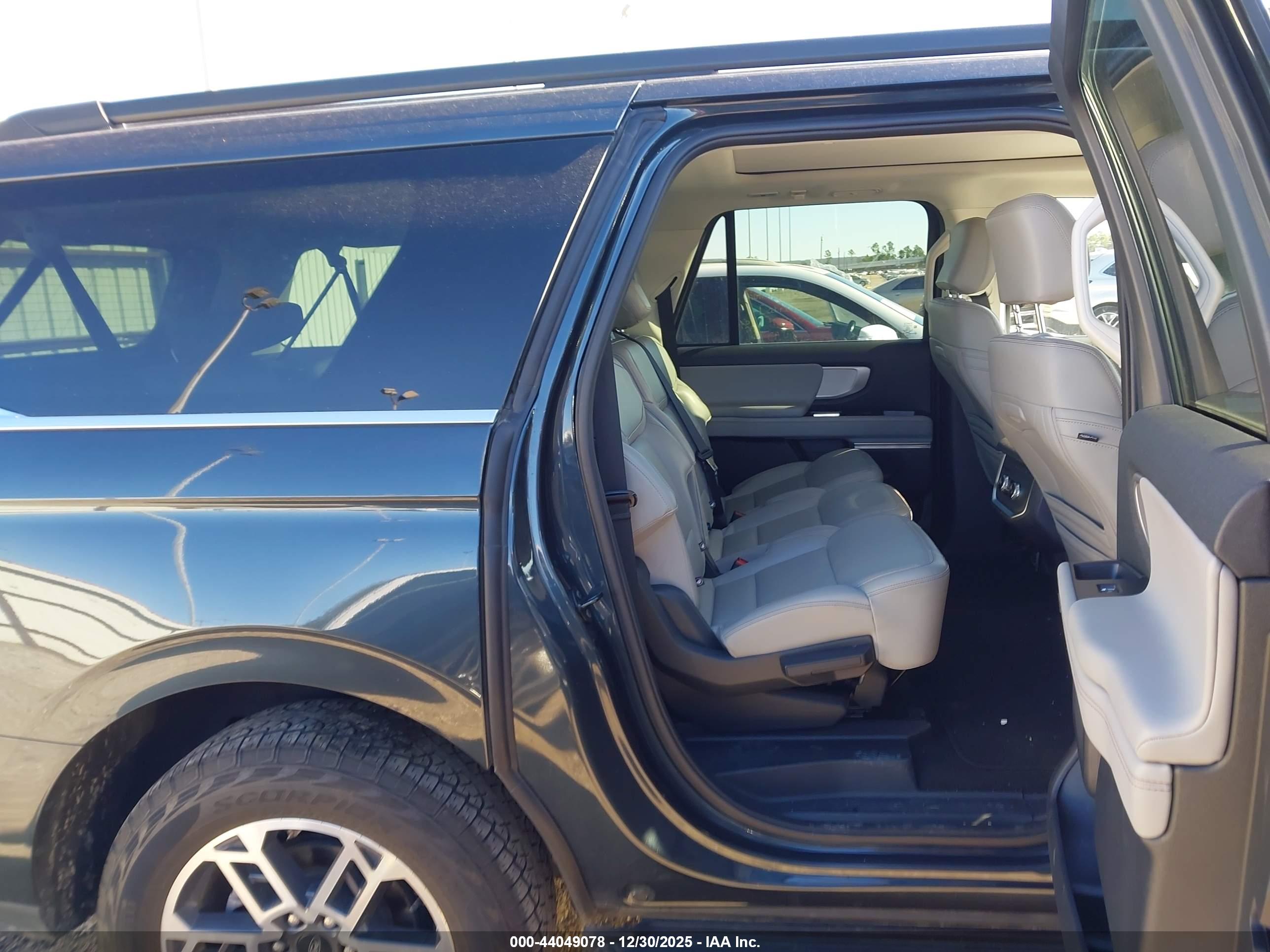 FORD EXPEDITION image 8