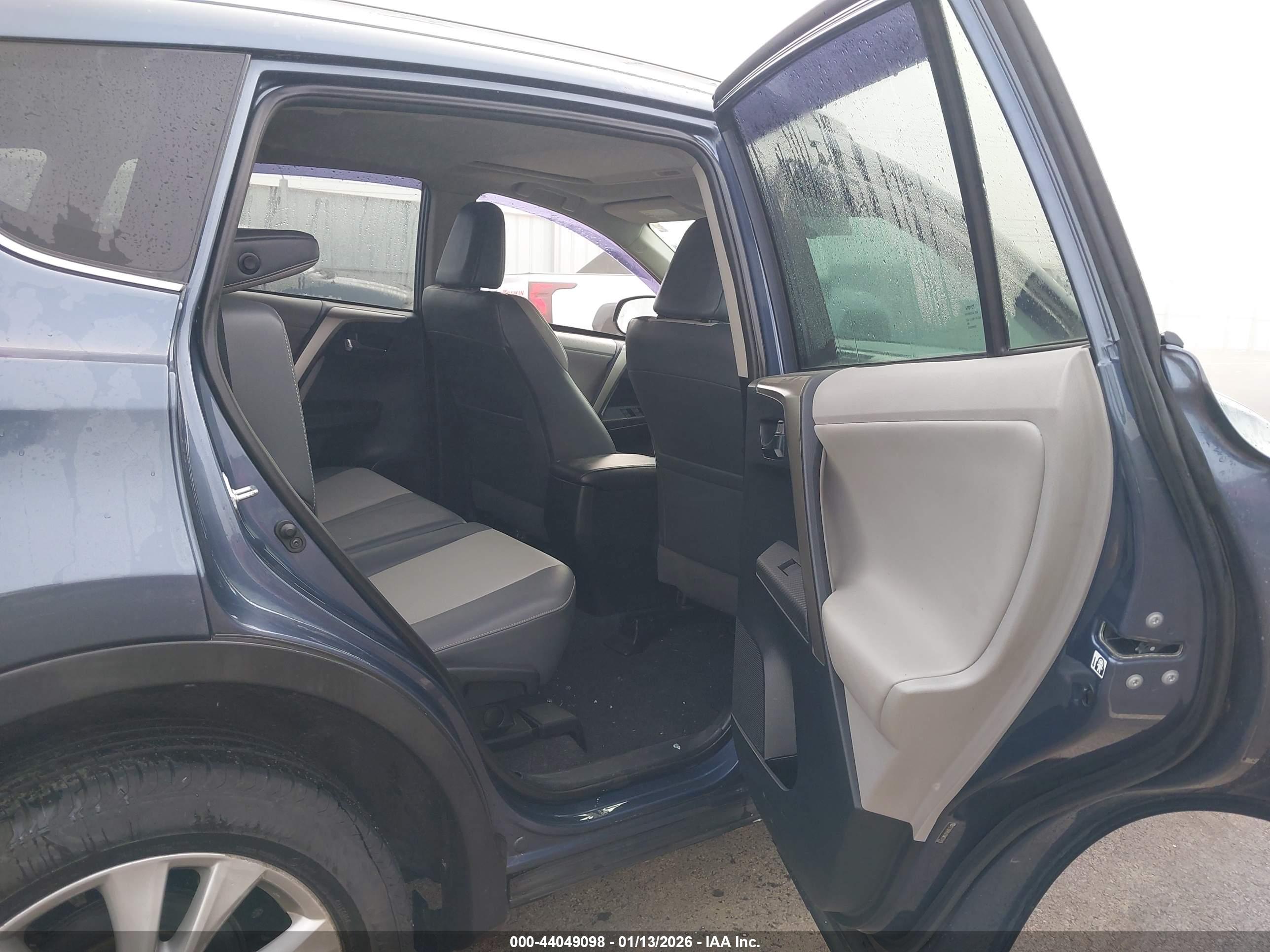 TOYOTA RAV4 image 8