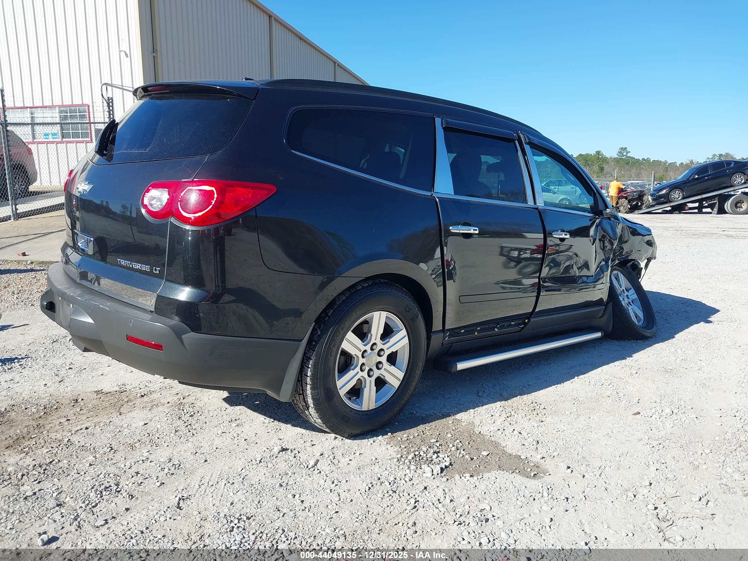 CHEVROLET TRAVERSE image 4