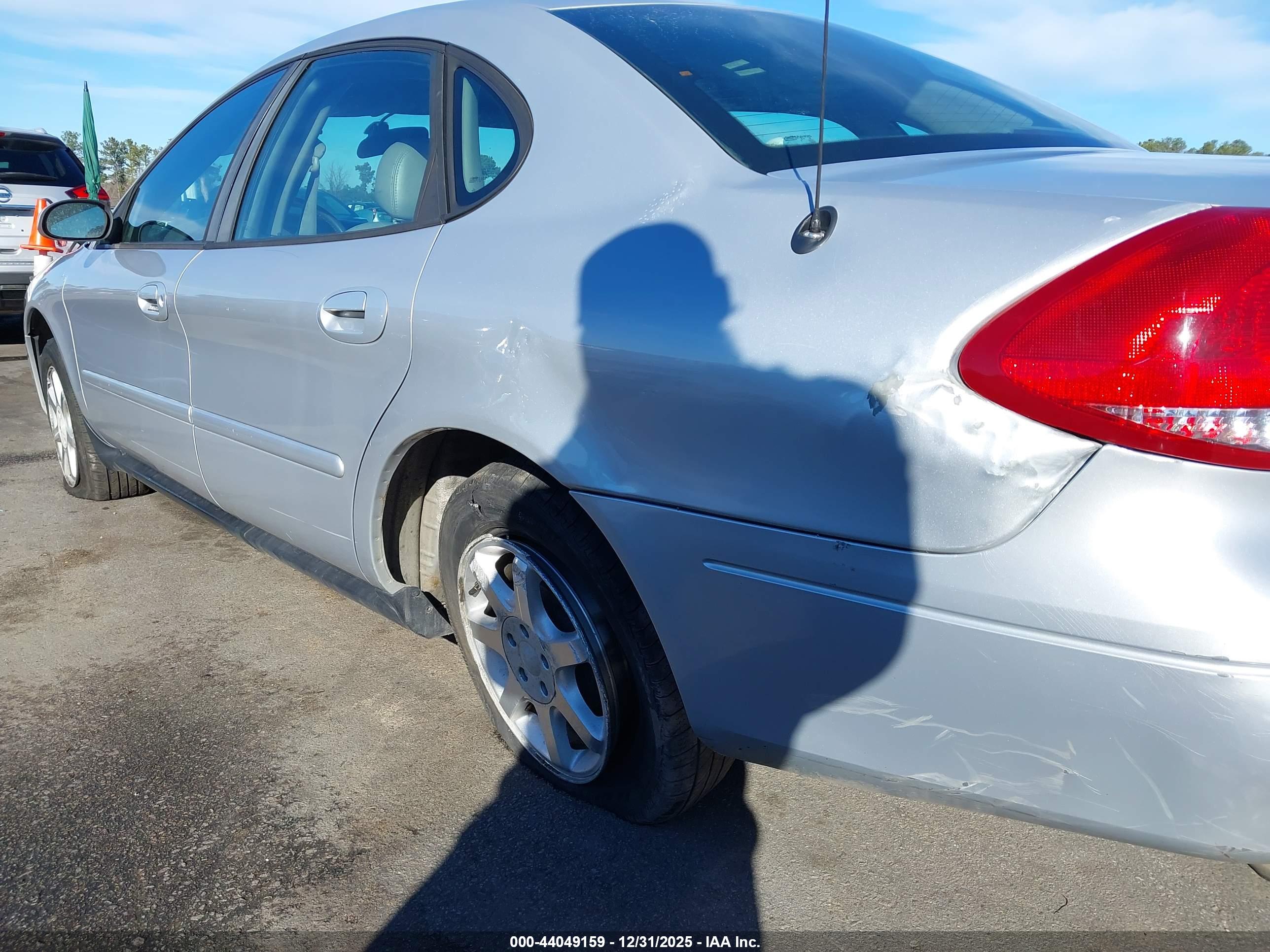 FORD TAURUS image 6