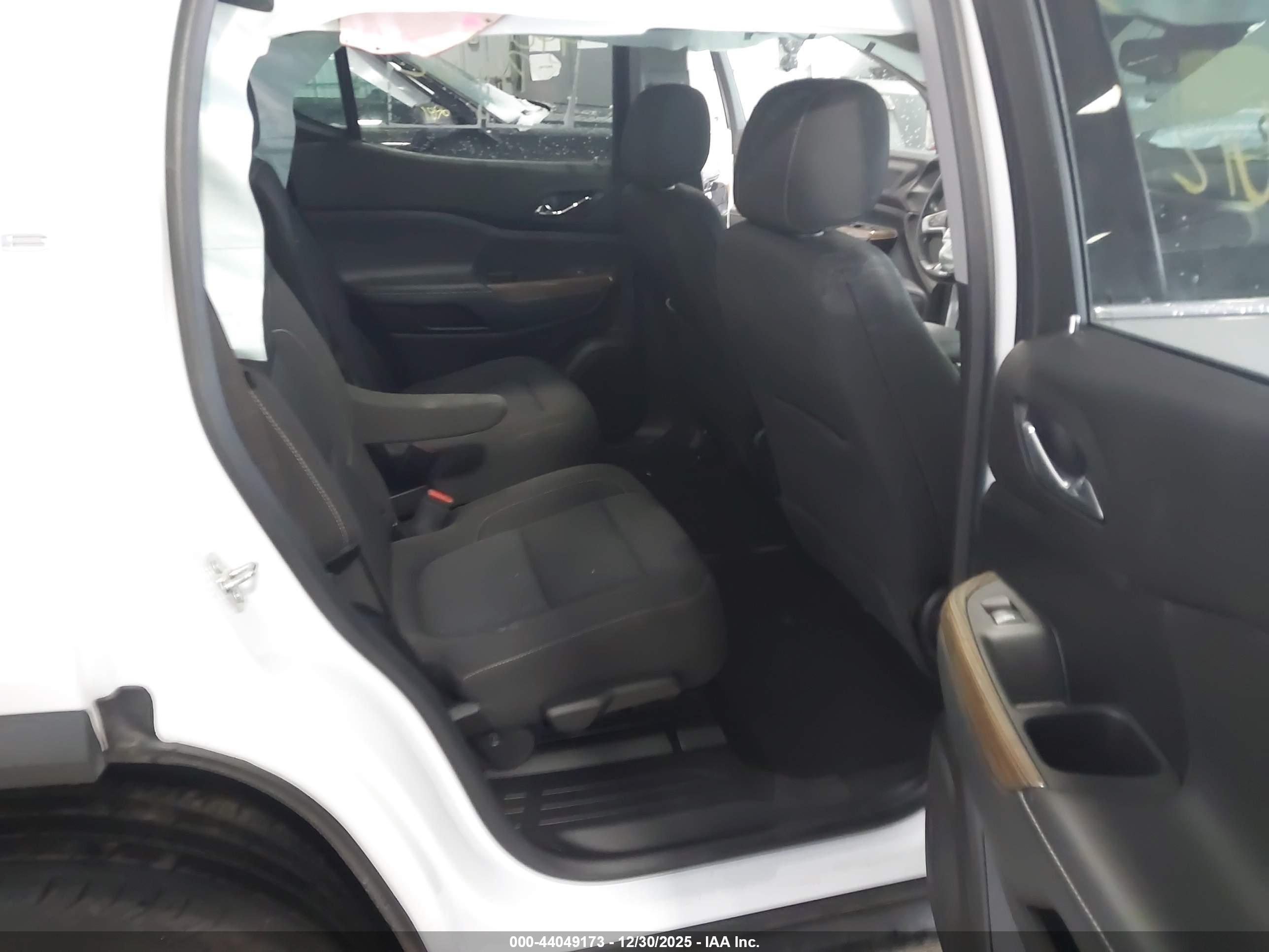 GMC ACADIA image 8
