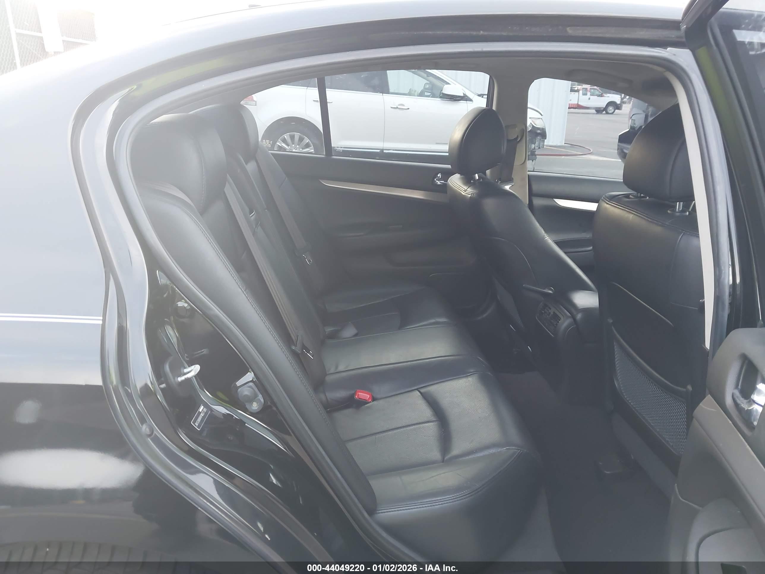 INFINITI Q40 image 8
