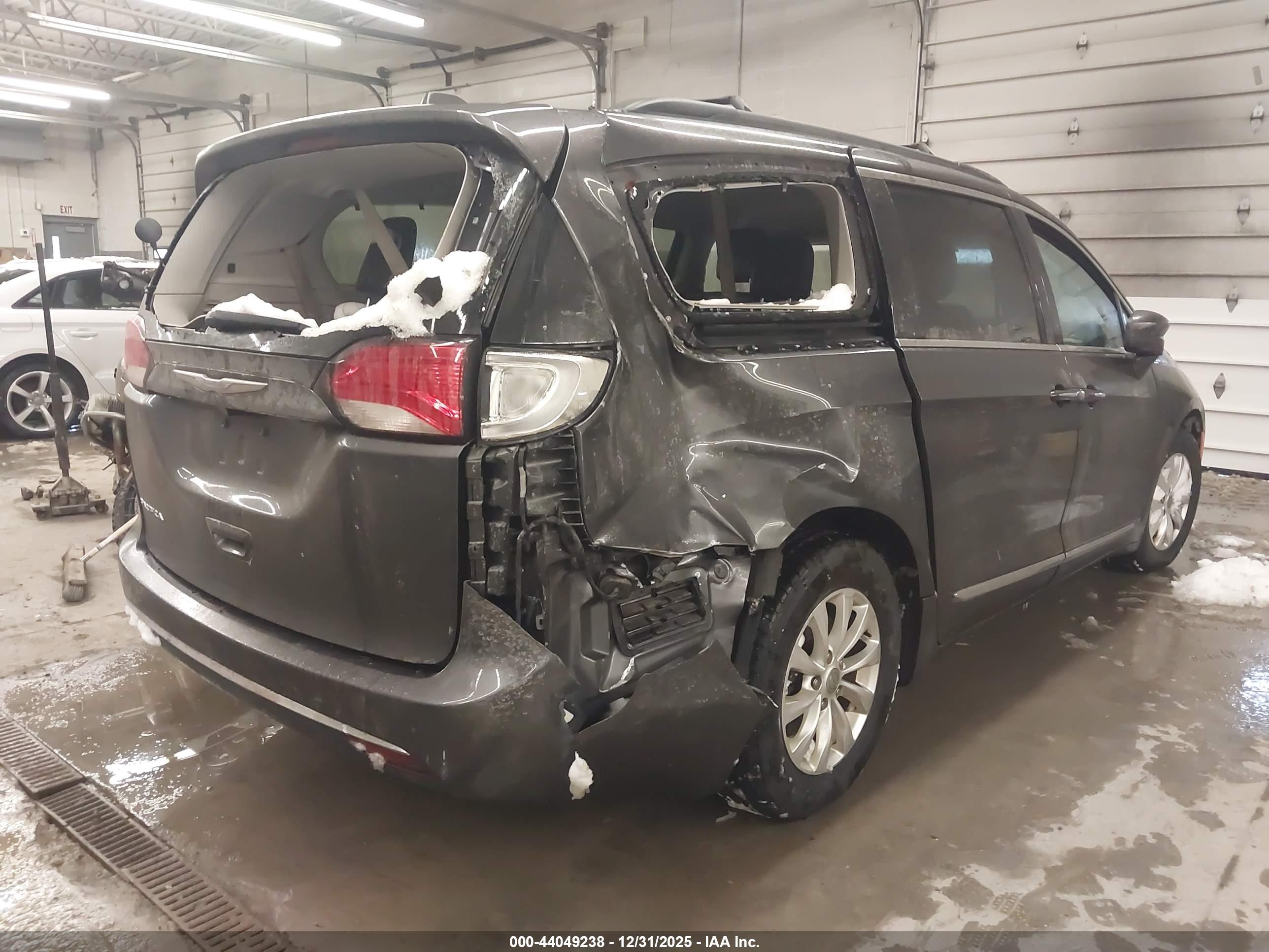 CHRYSLER PACIFICA image 4