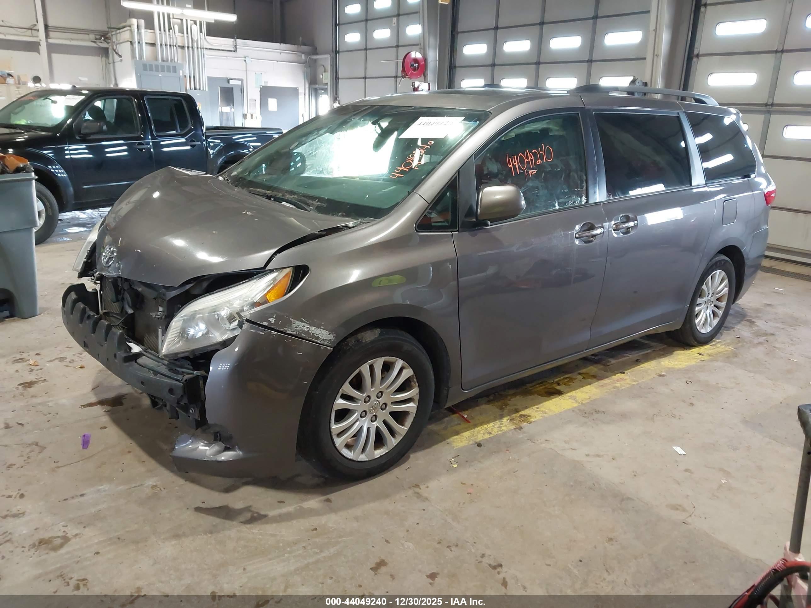 TOYOTA SIENNA image 2