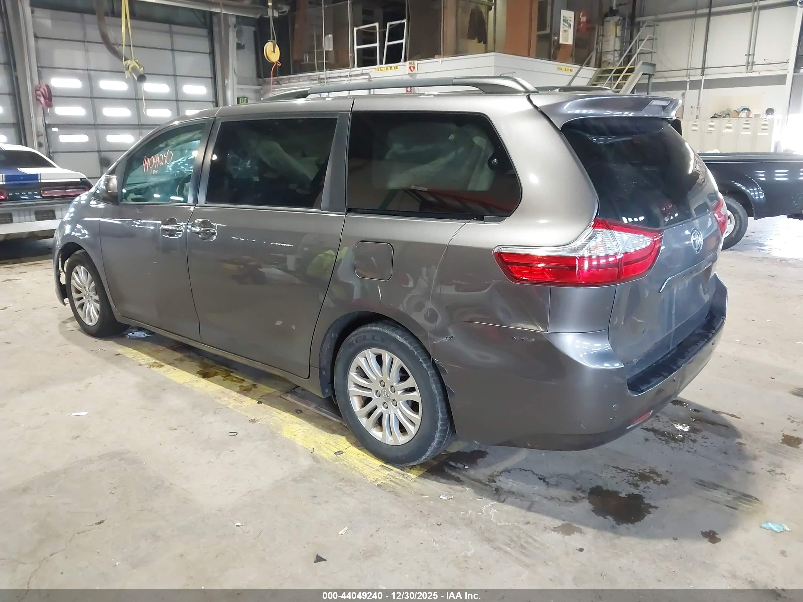 TOYOTA SIENNA image 3