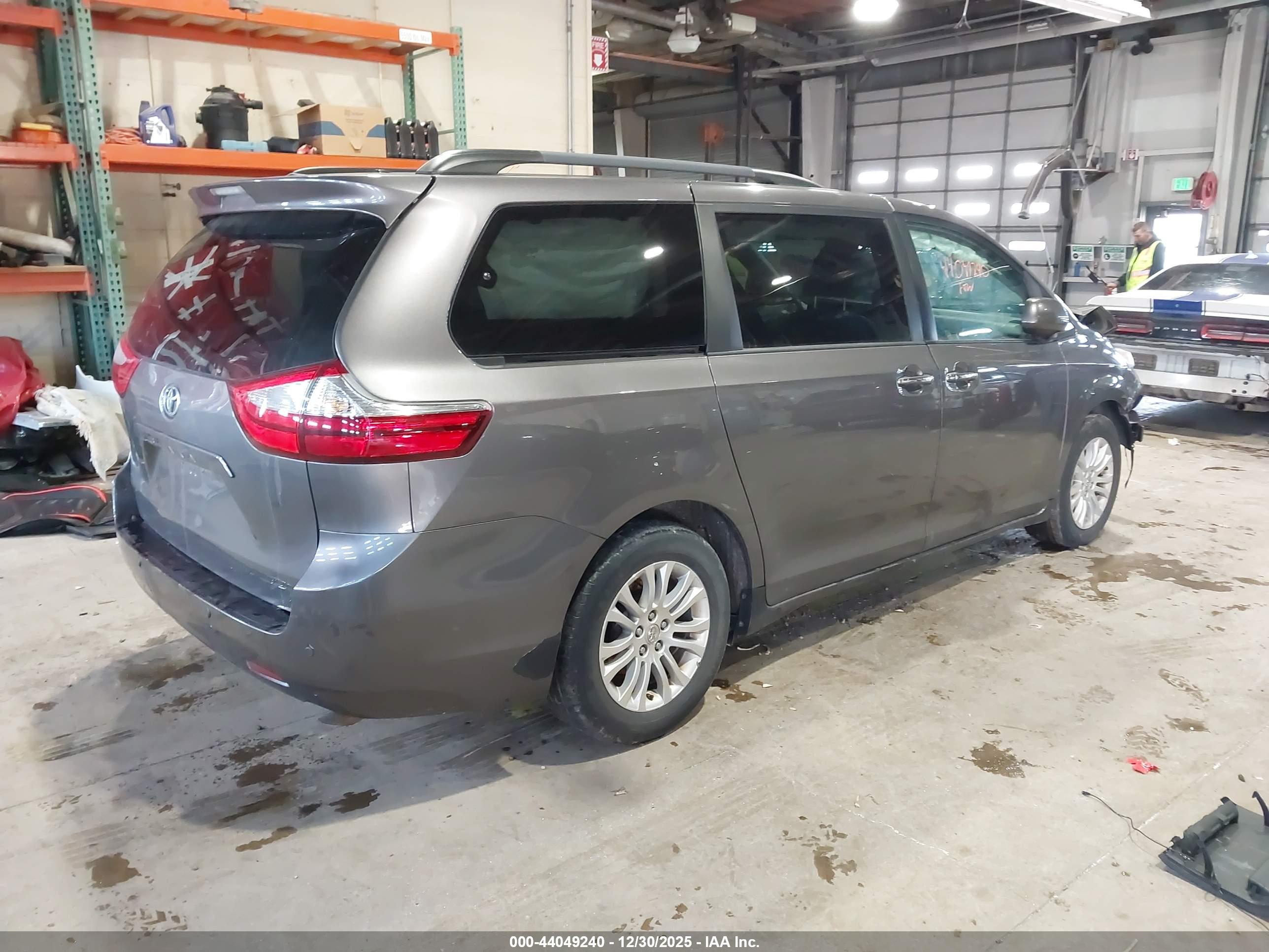 TOYOTA SIENNA image 4
