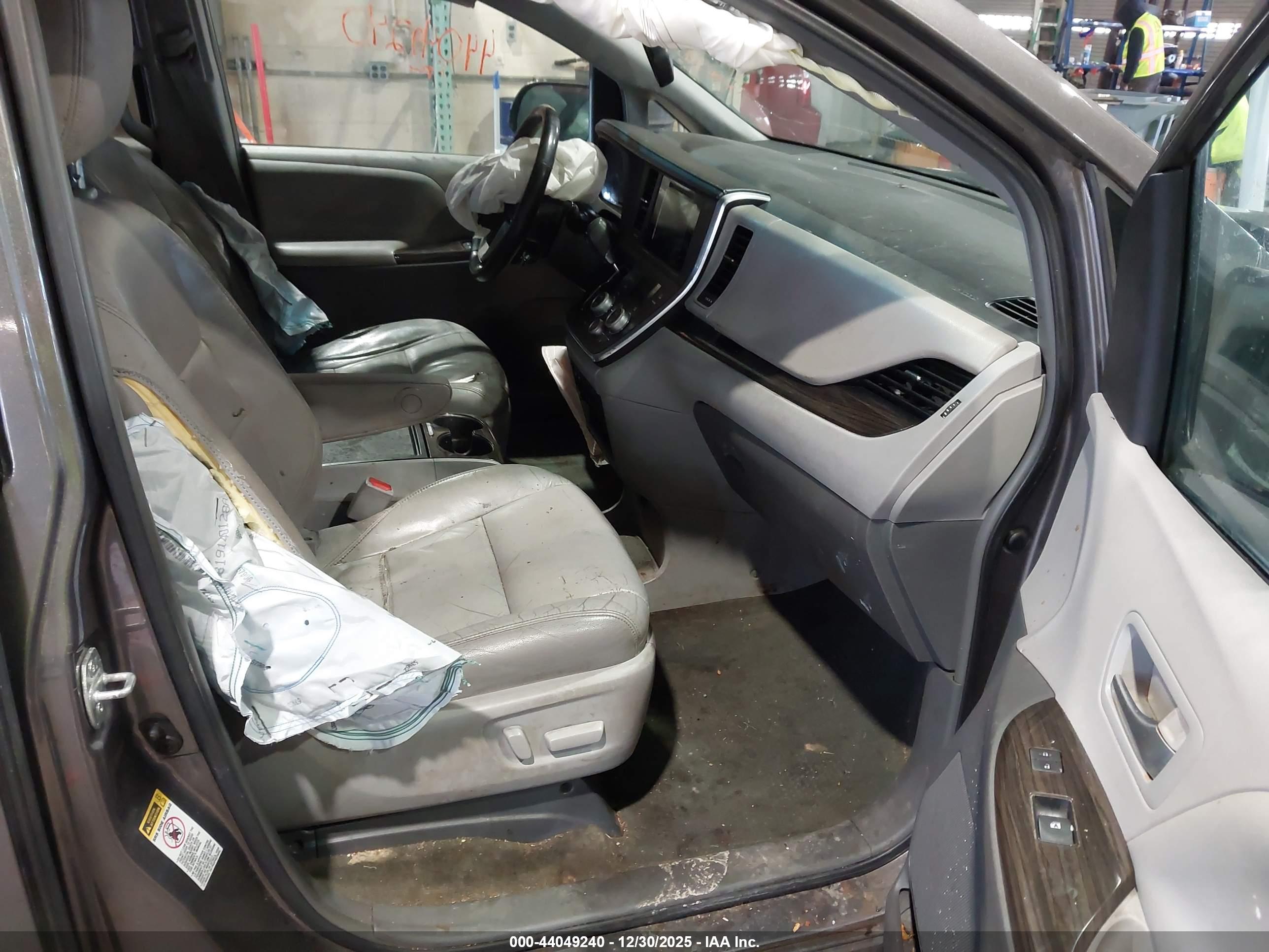 TOYOTA SIENNA image 5