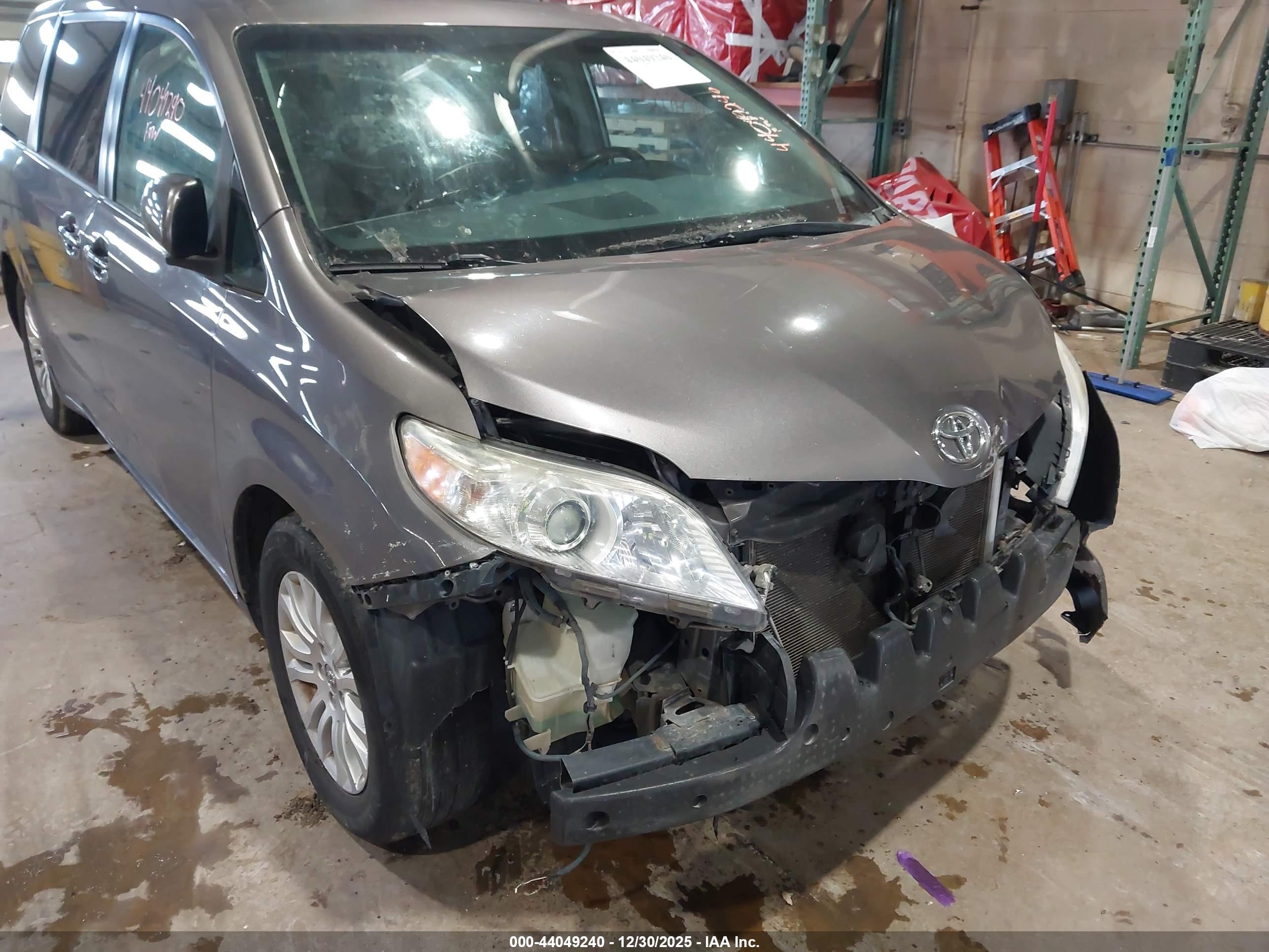 TOYOTA SIENNA image 6