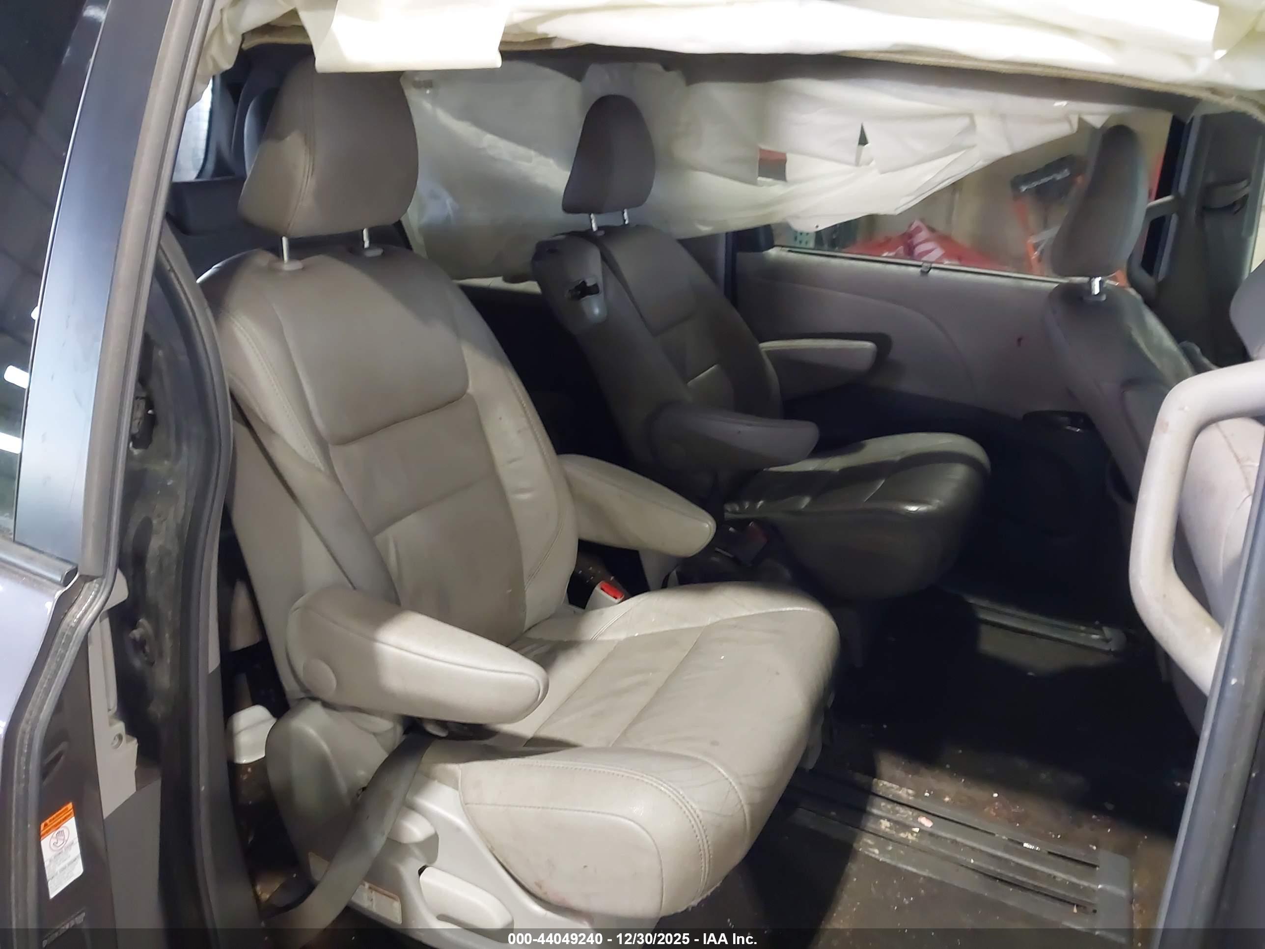 TOYOTA SIENNA image 8