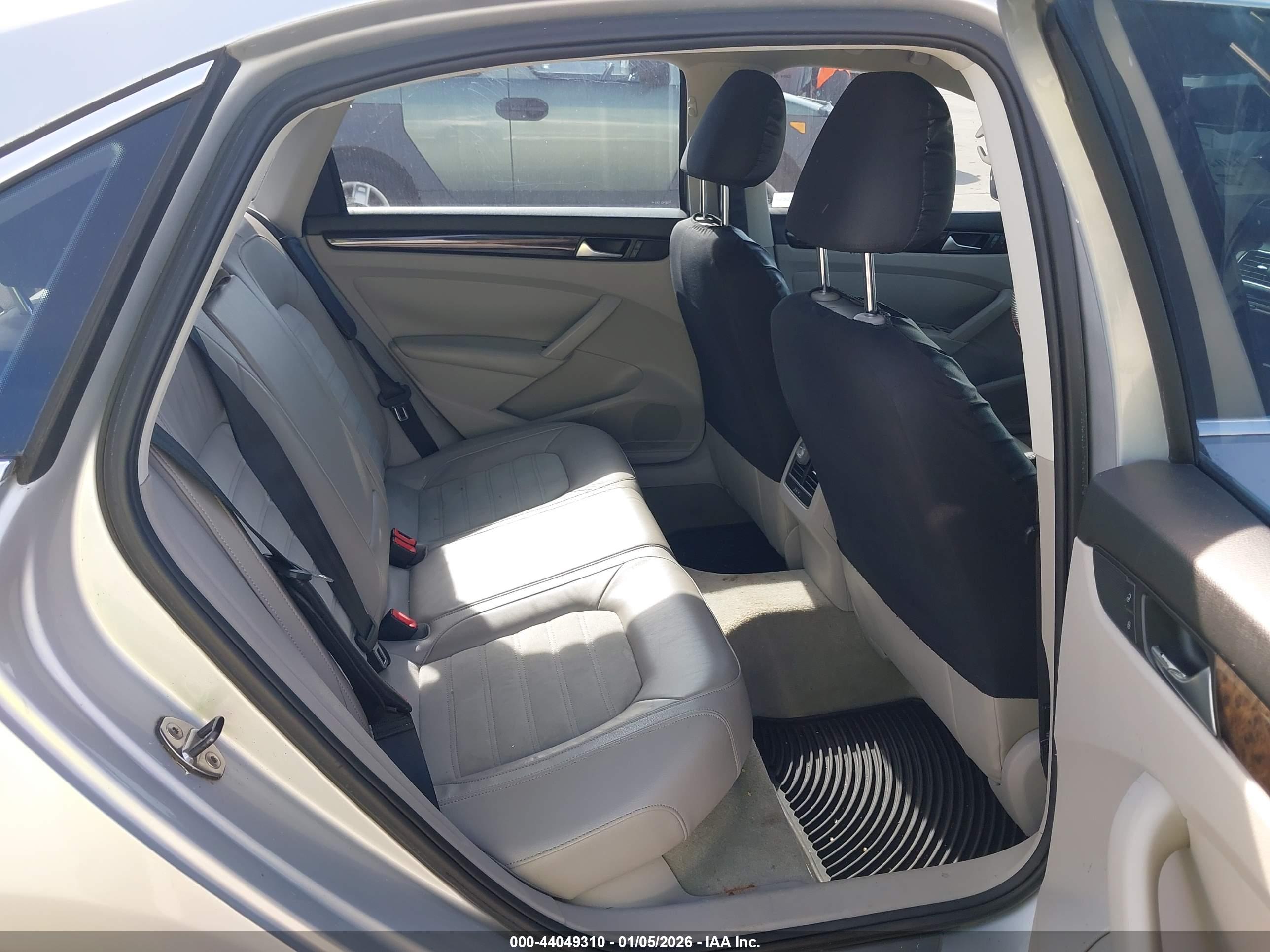 VOLKSWAGEN PASSAT image 8
