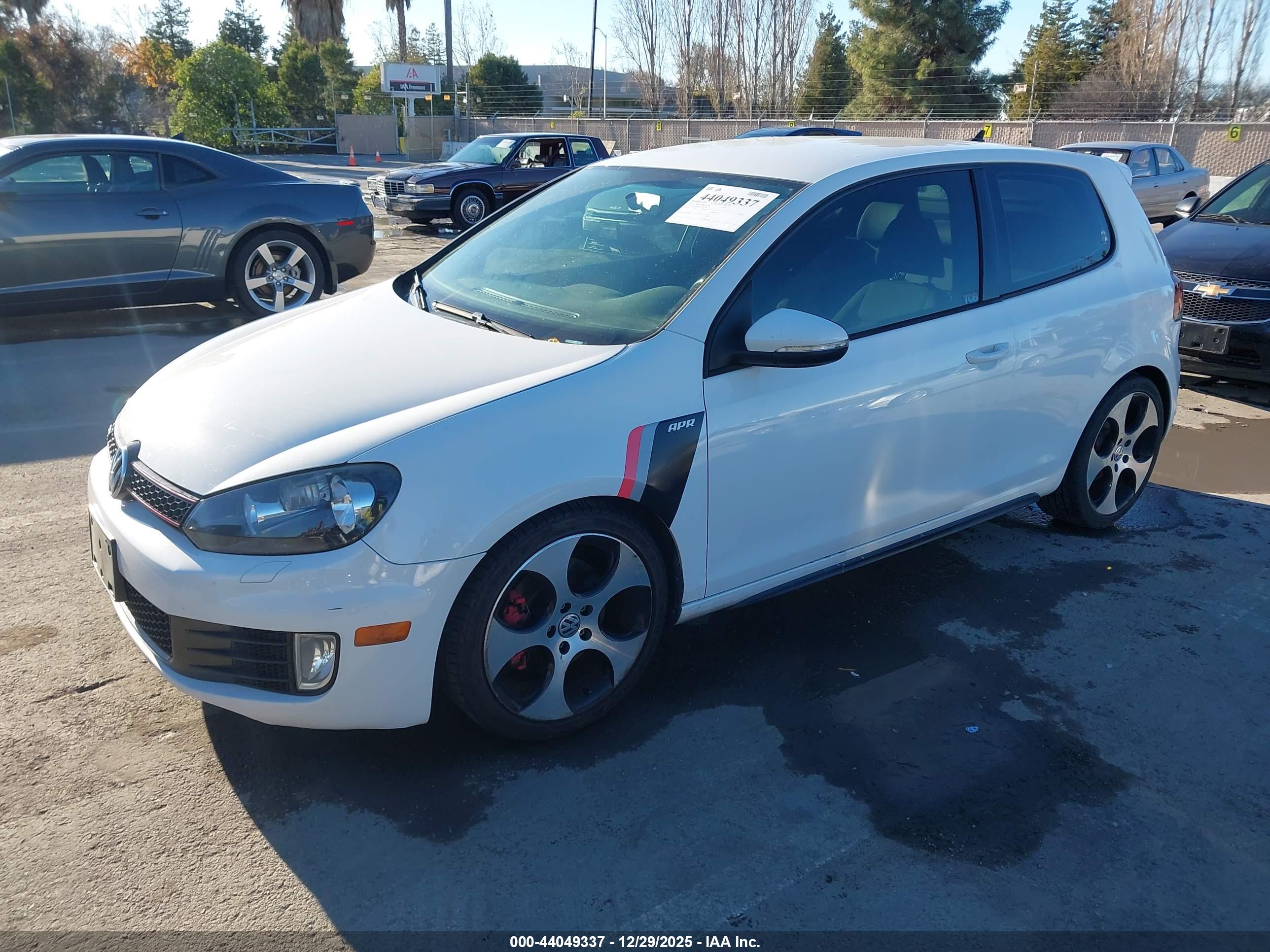 VOLKSWAGEN GTI image 2