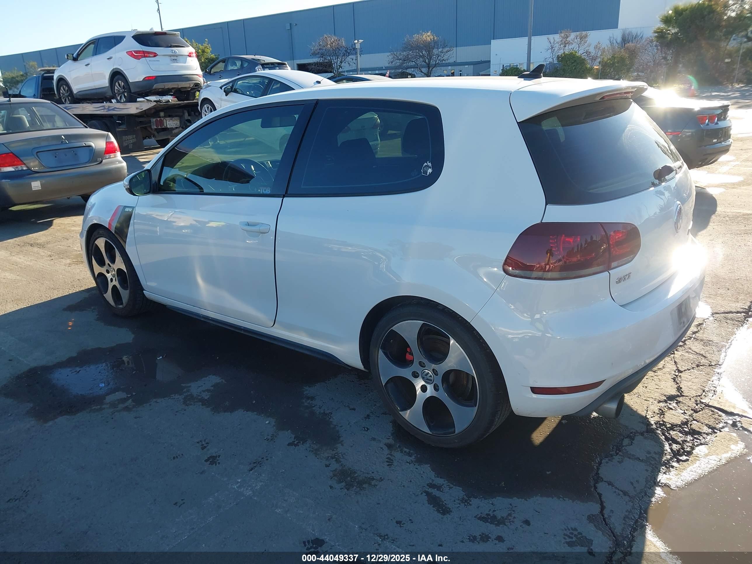 VOLKSWAGEN GTI image 3