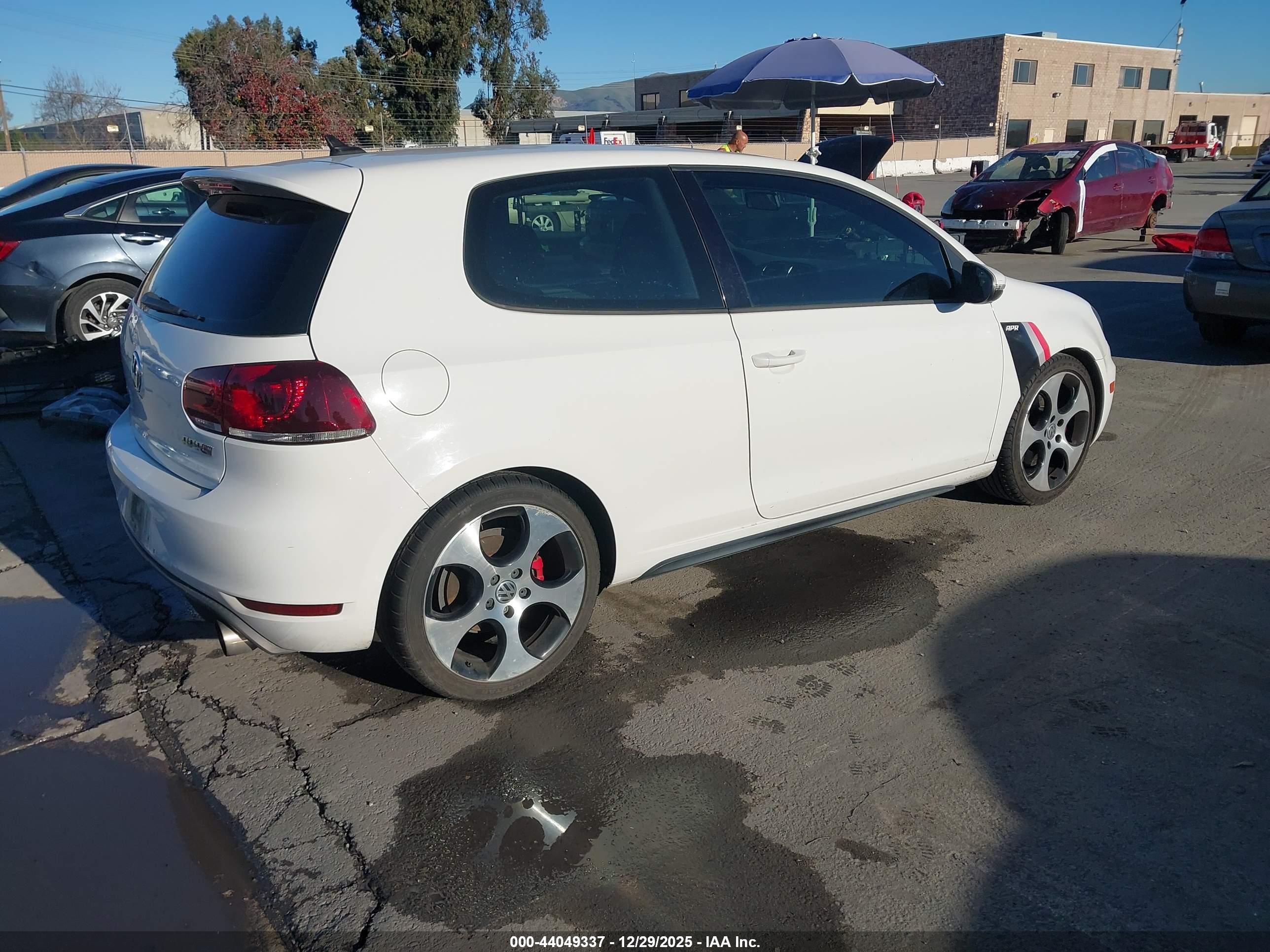 VOLKSWAGEN GTI image 4