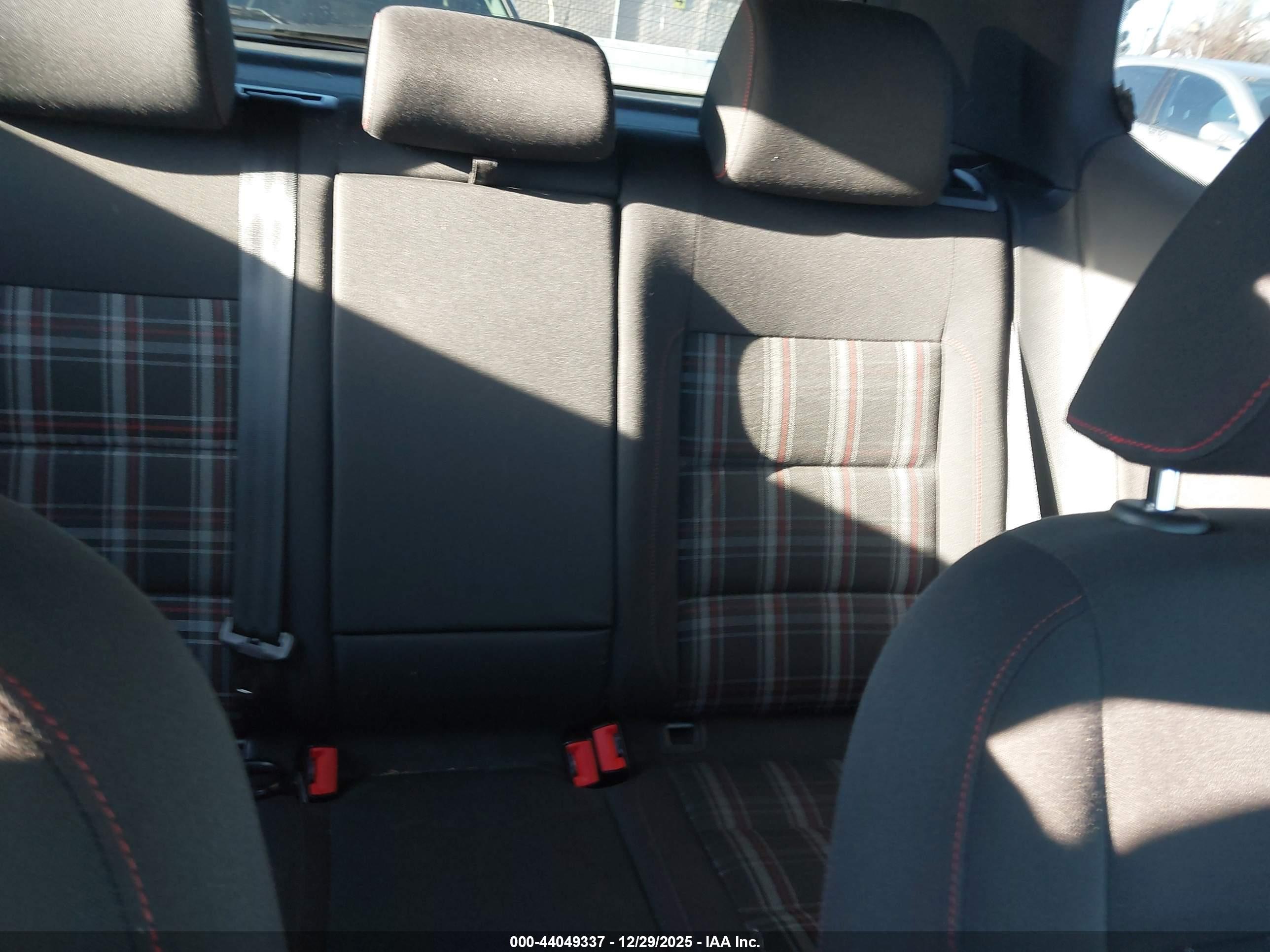 VOLKSWAGEN GTI image 8