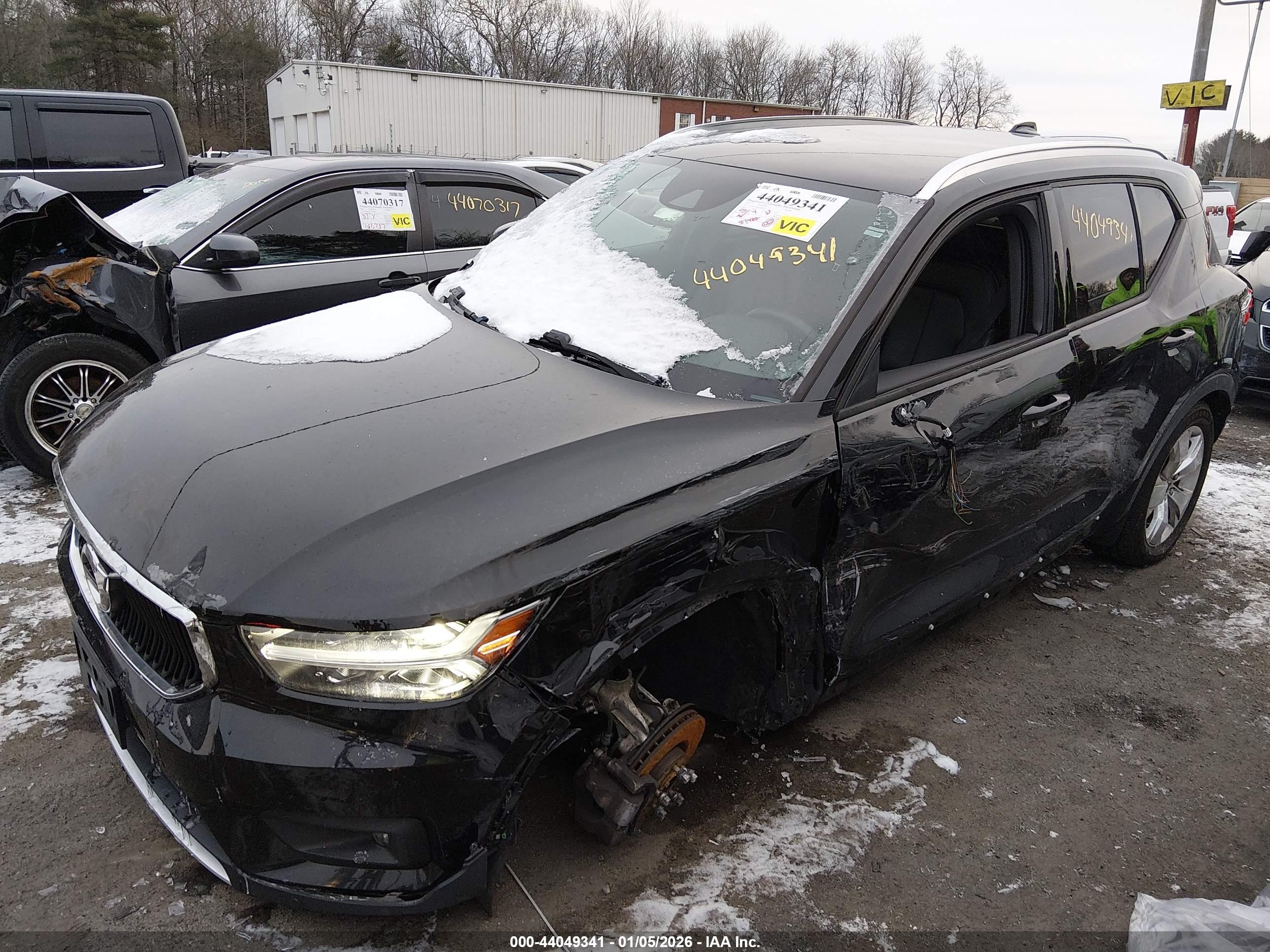 VOLVO XC40 image 2