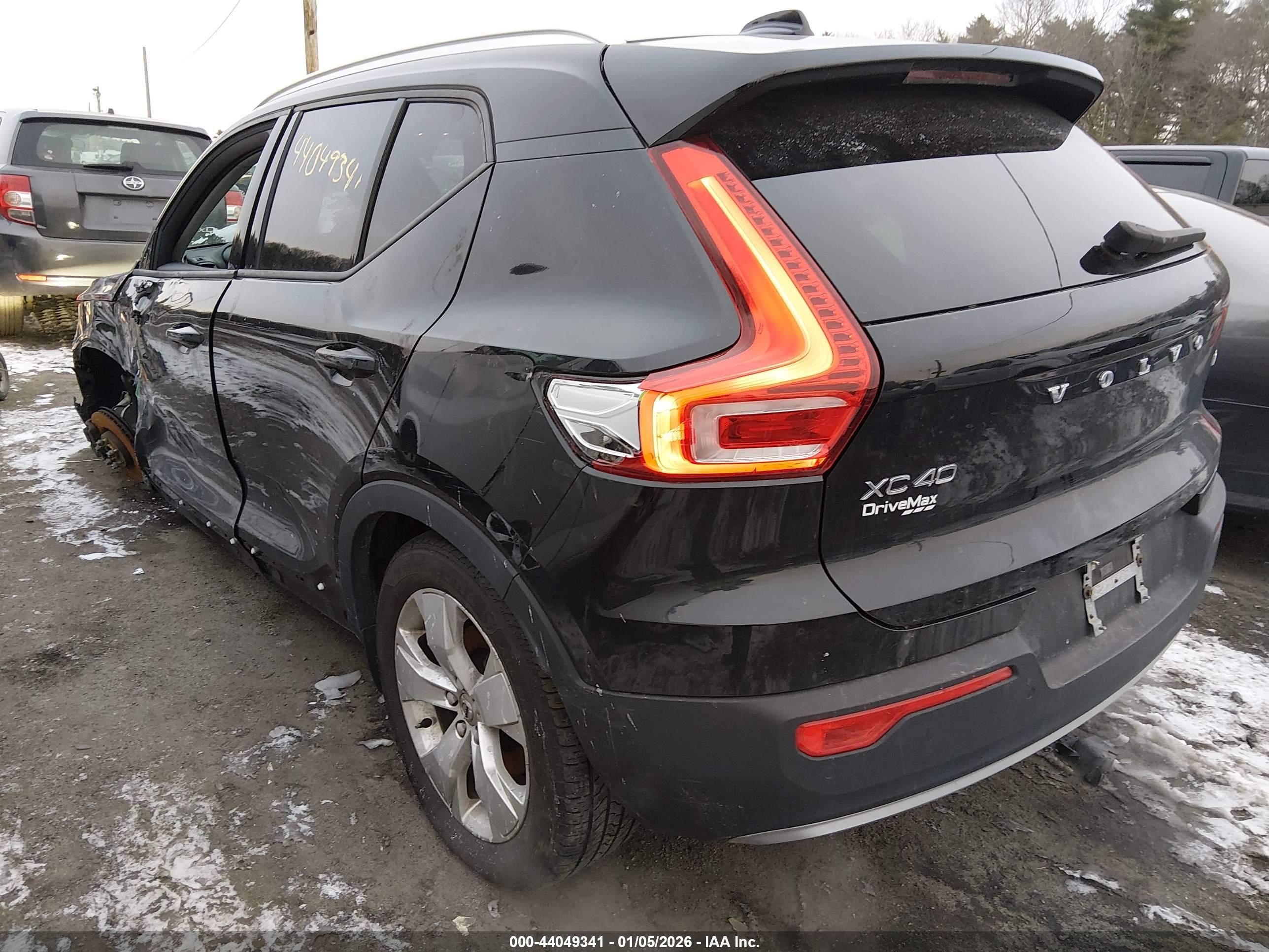 VOLVO XC40 image 3