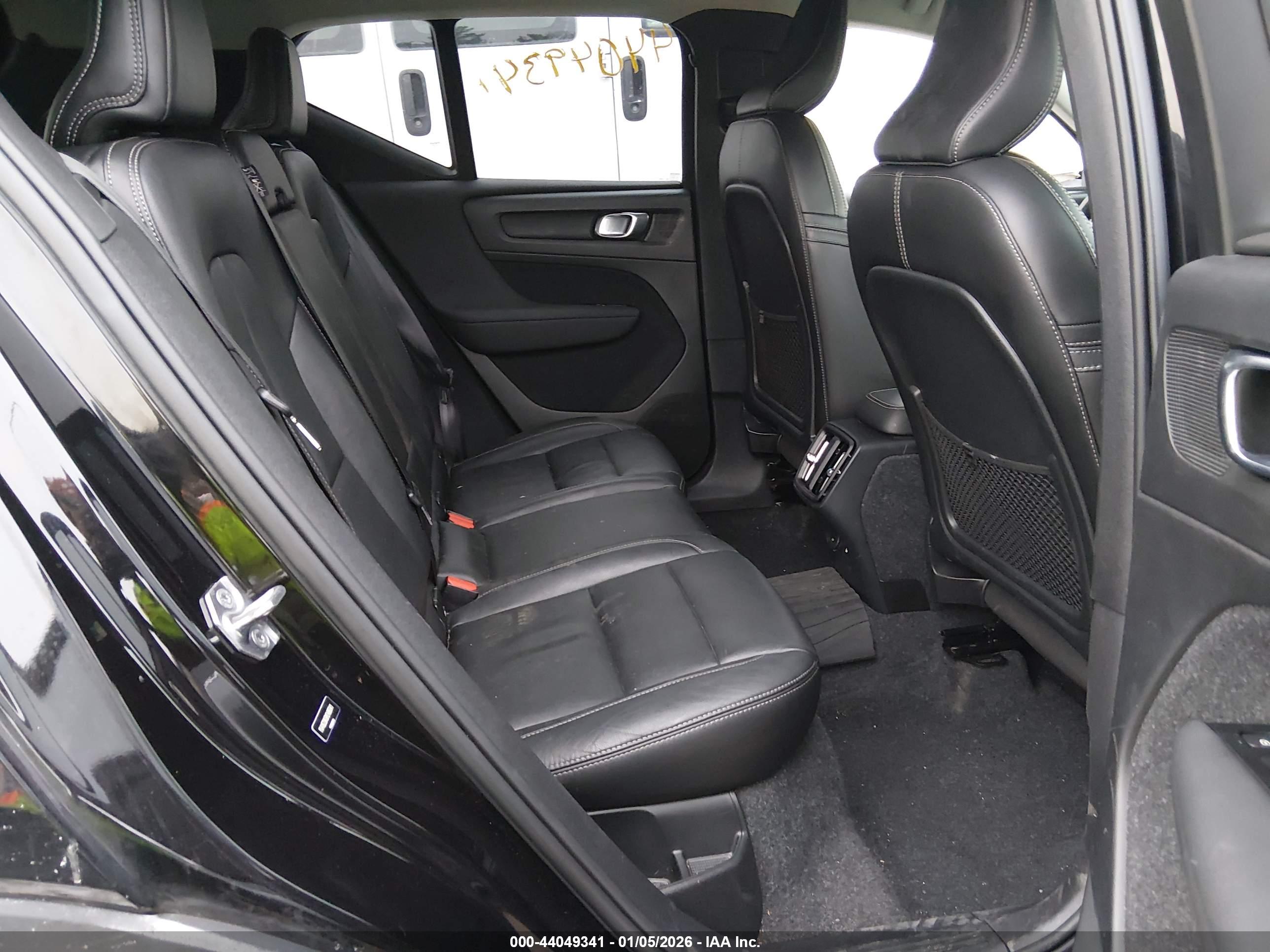 VOLVO XC40 image 8