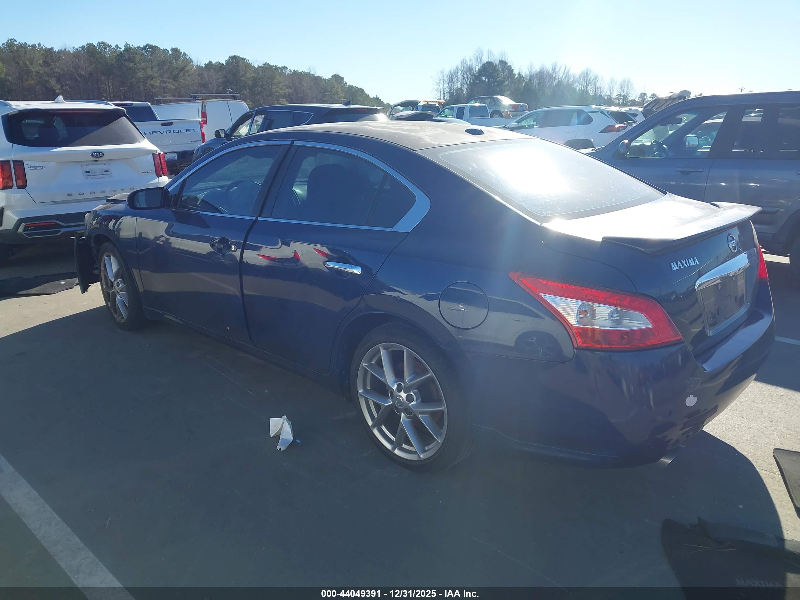 NISSAN MAXIMA image 3