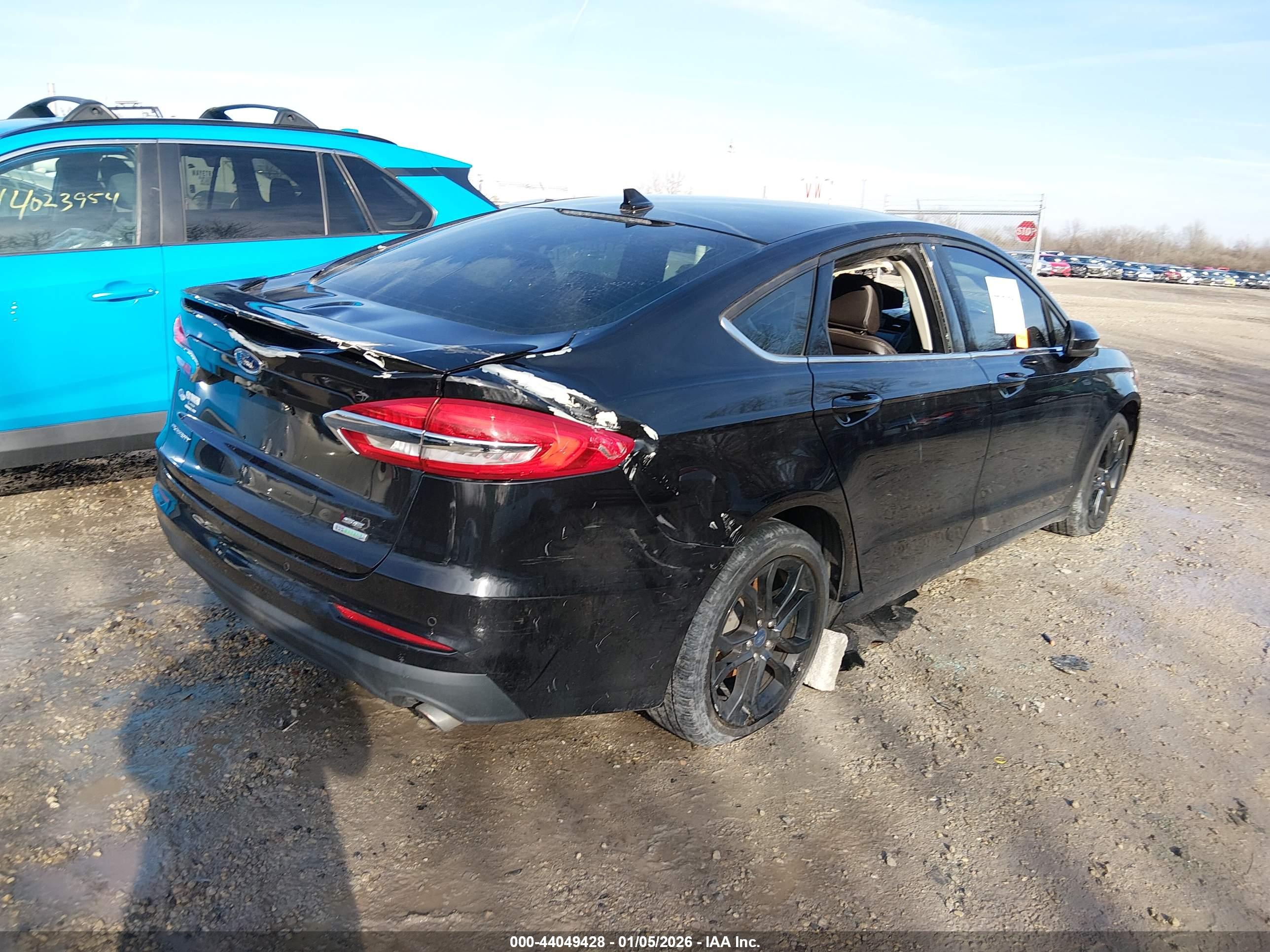 FORD FUSION image 4