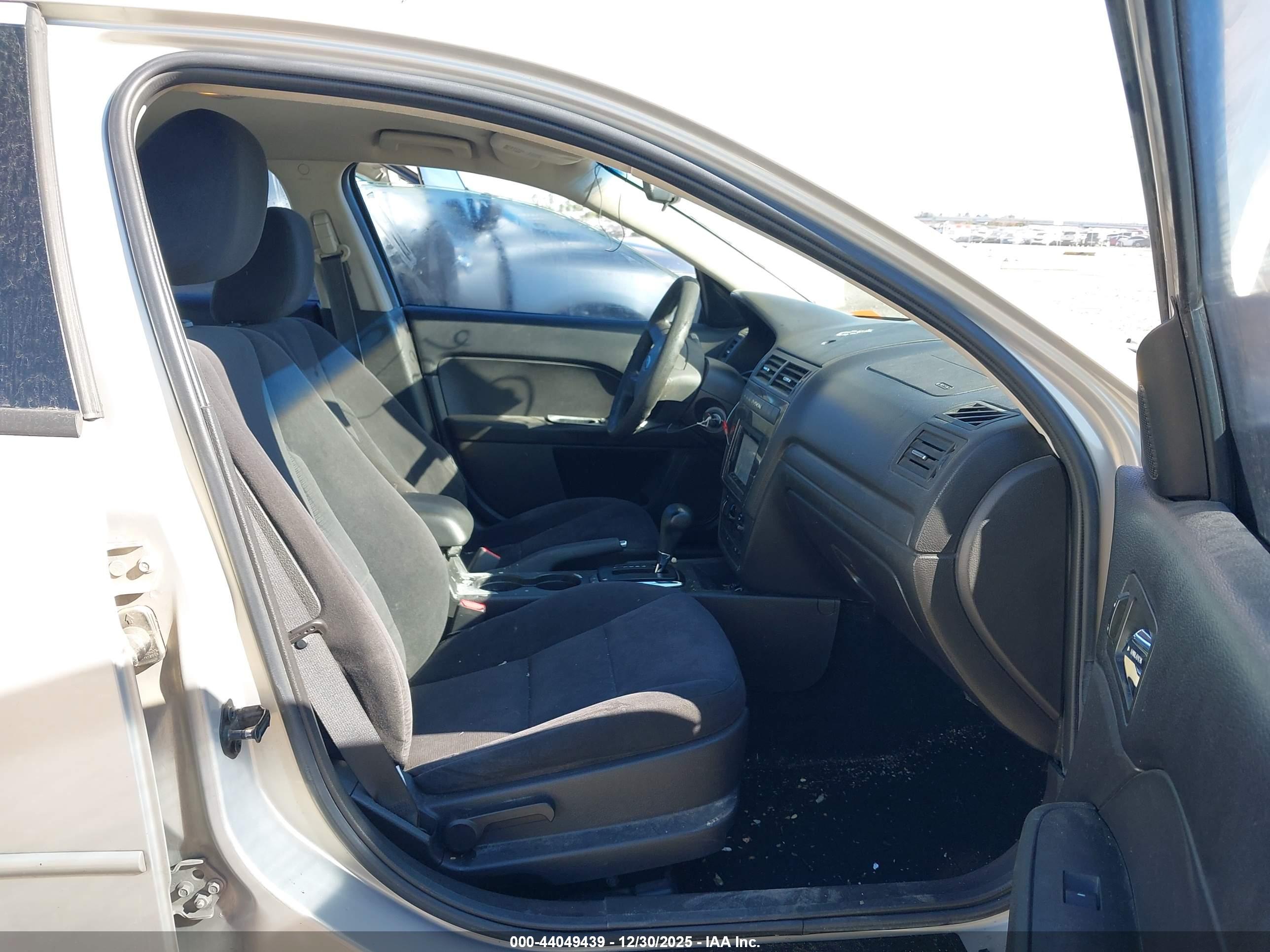 FORD FUSION image 5