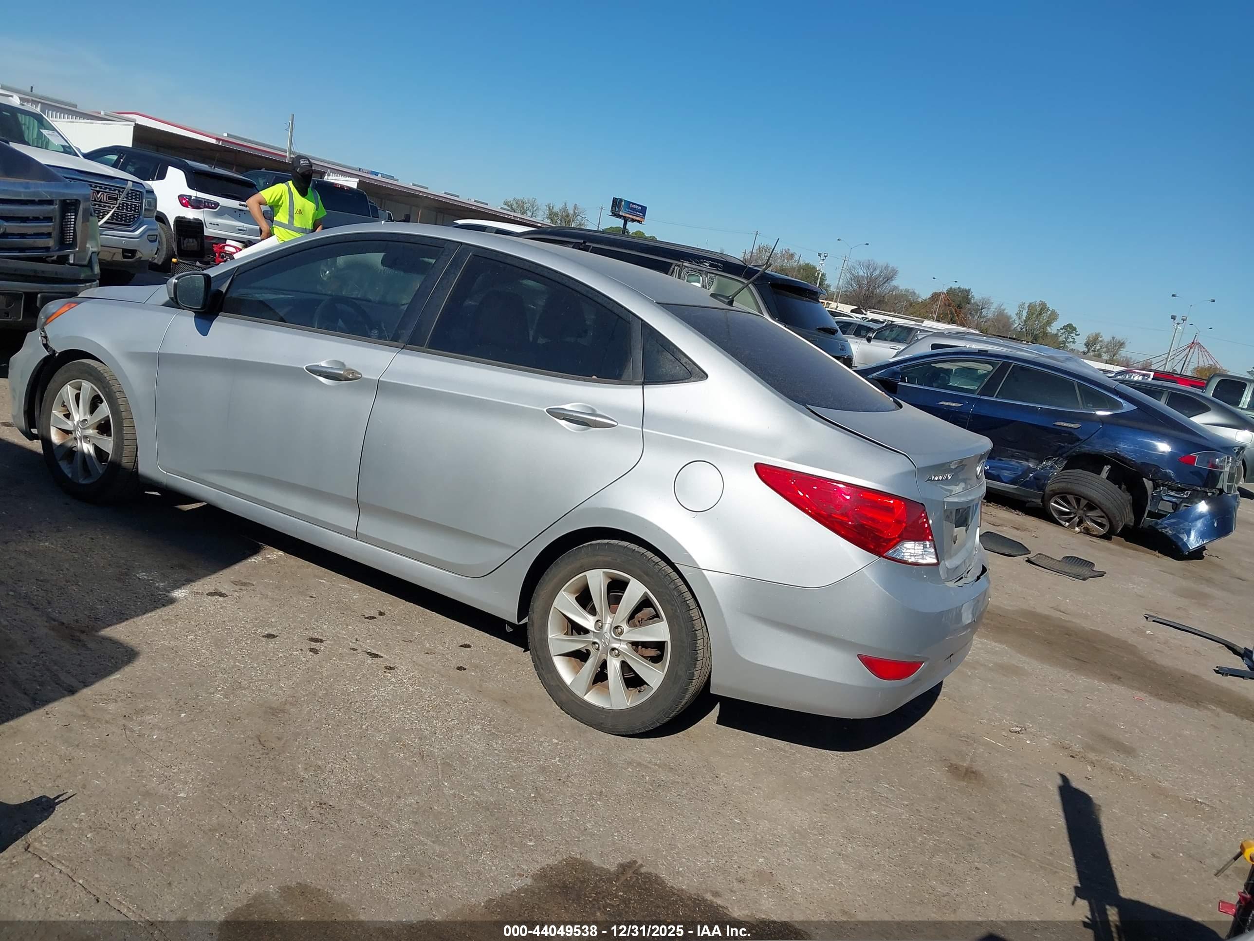 HYUNDAI ACCENT image 3