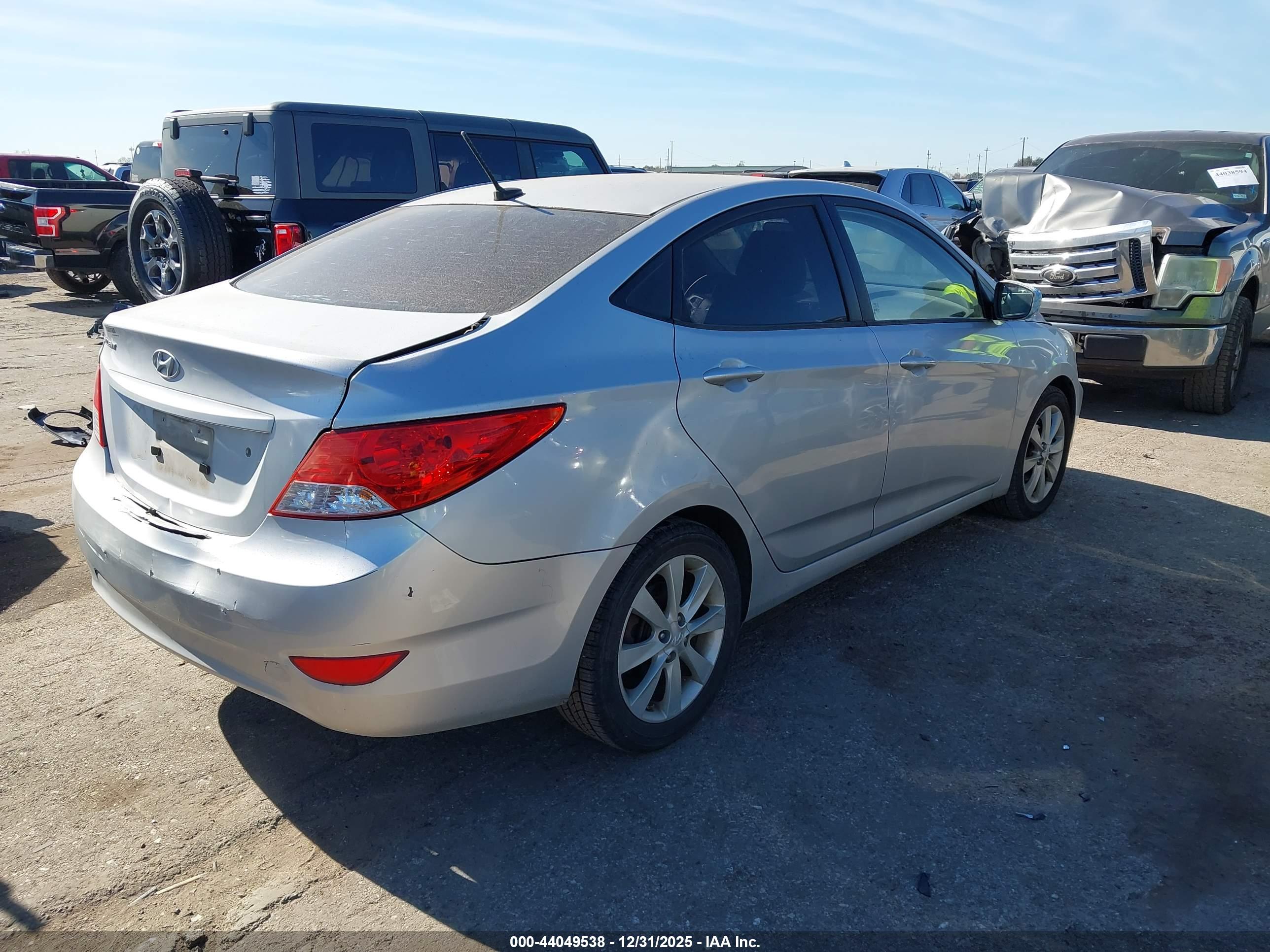 HYUNDAI ACCENT image 4