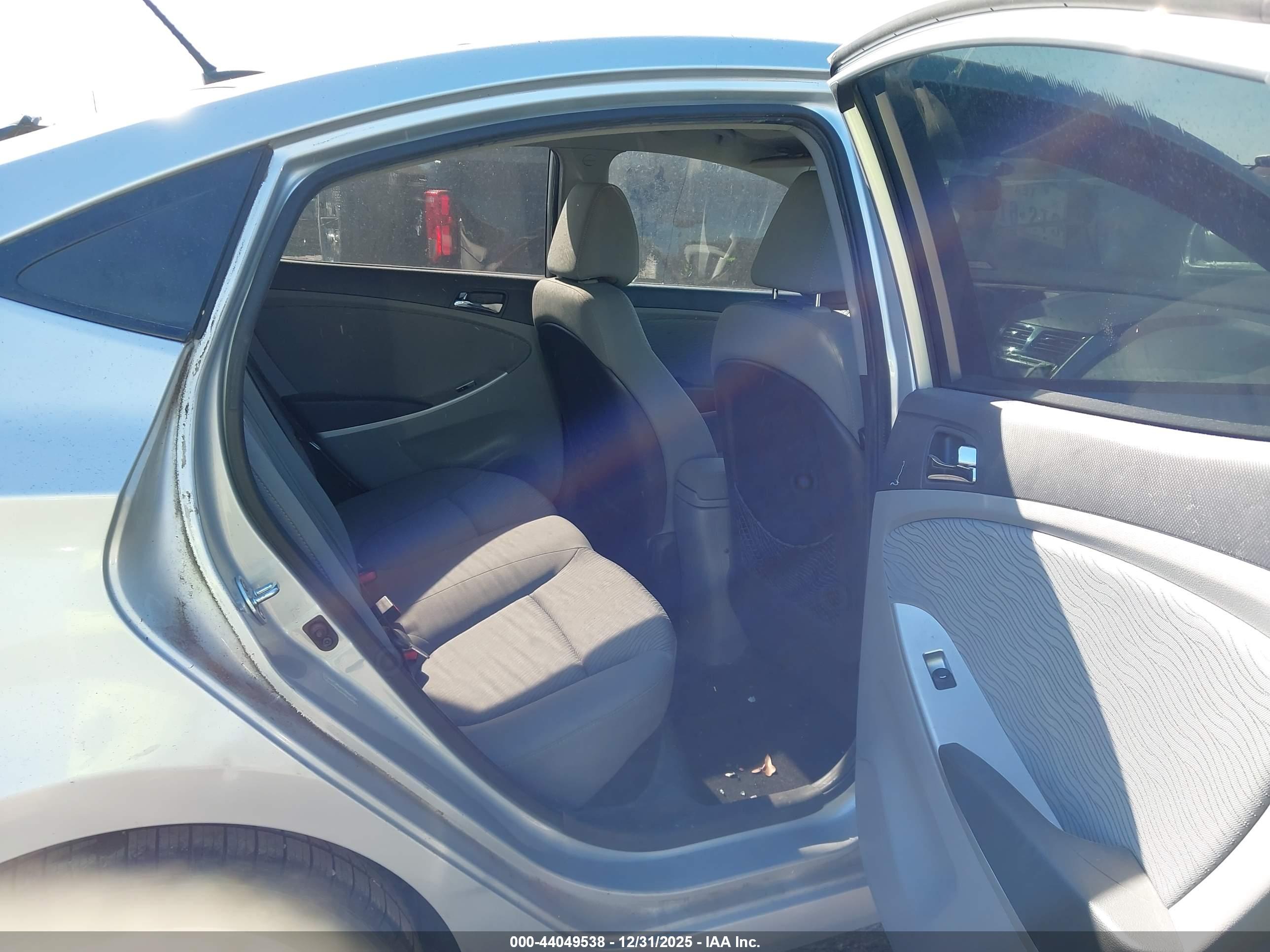 HYUNDAI ACCENT image 8